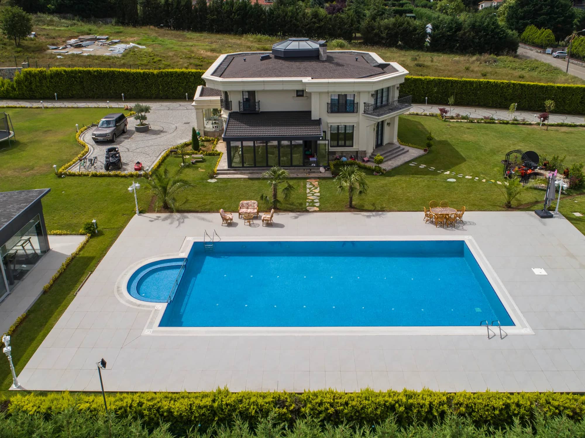 Yukarıdan villa bahçesinde havuz ve ev, Silivri (İstanbul)