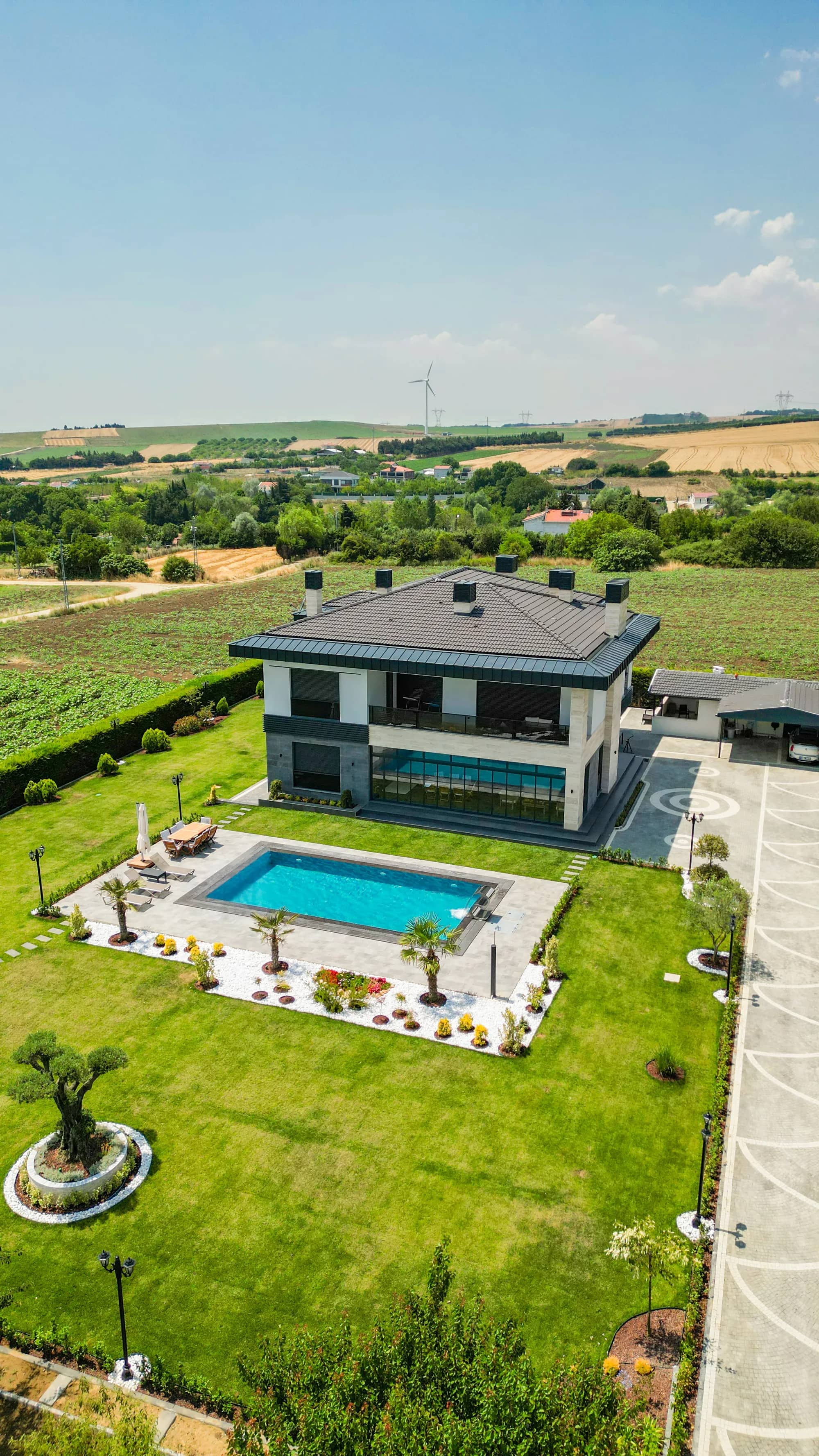 Villa, havuz ve çevredeki arazi yukarıdan, Çatalca (İstanbul)