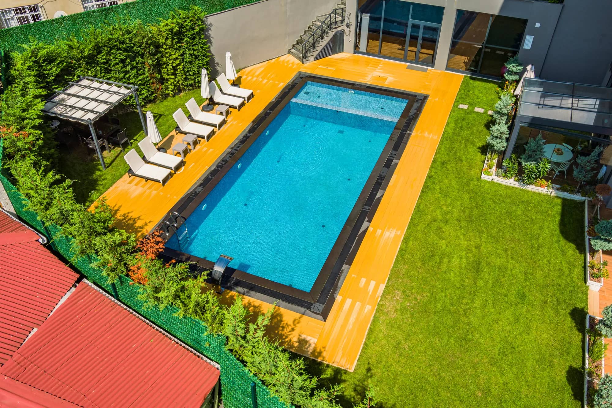 Site bahçesinde havuz ve güneşlenme alanı yukarıdan, İstanbul