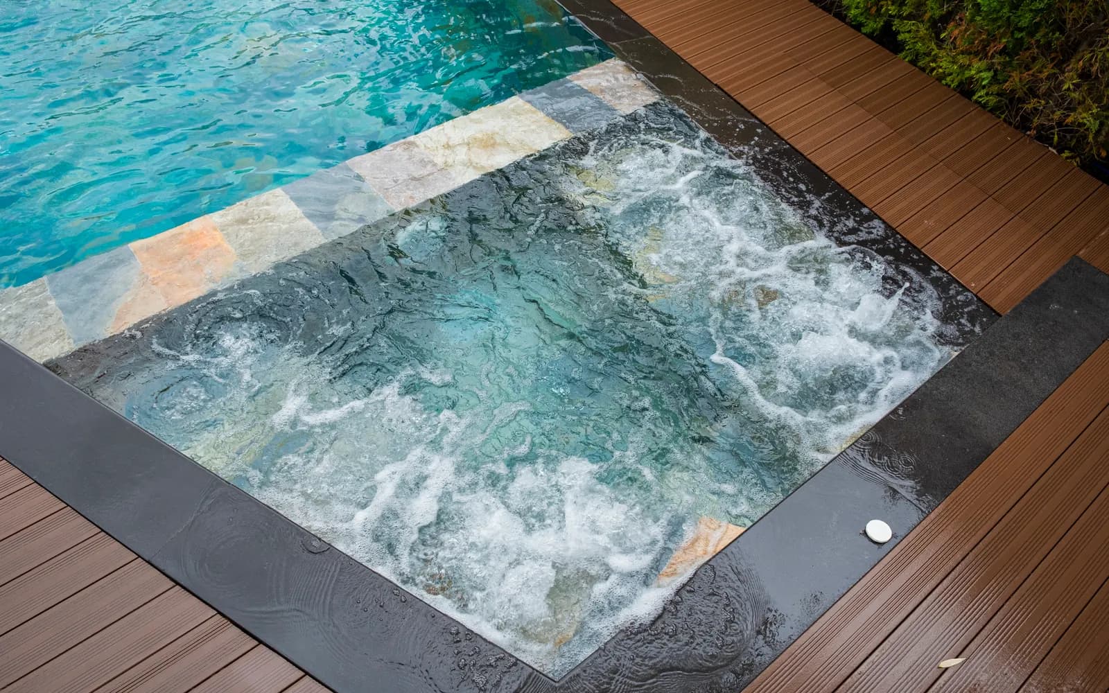 What is a jacuzzi? Hot tub sizes, outdoor installation and buying guide