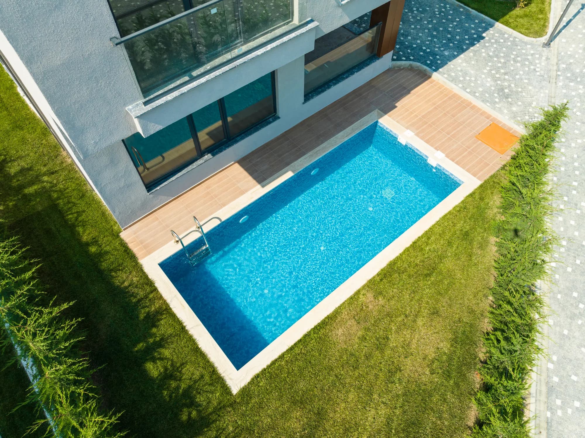 Misk 30 · Mehrfamilienhaus-Pool