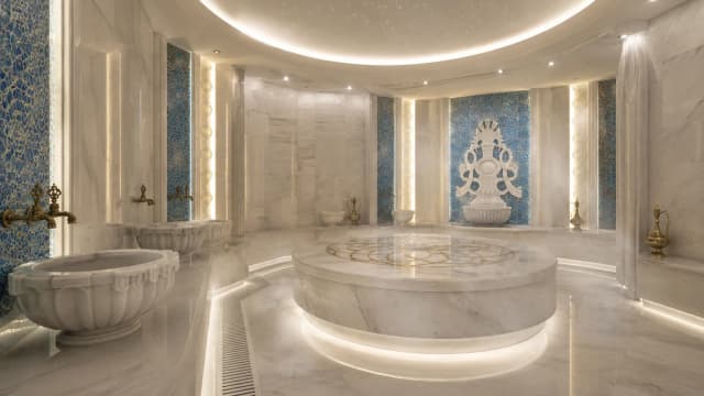 Купольный хамам с синими изразцовыми нишами и подсвеченным лежаком