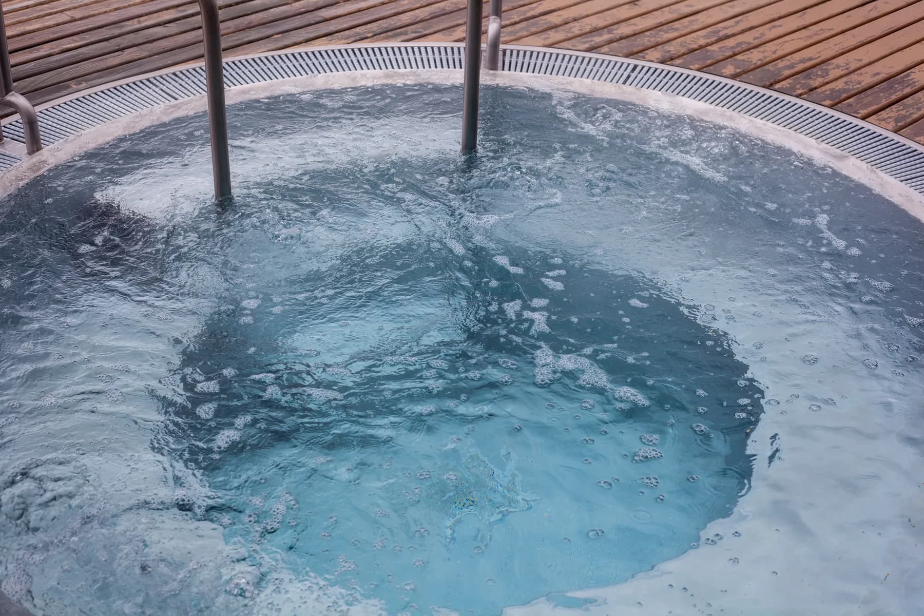 Runder Whirlpool mit sprudelndem Wasser und Mosaik