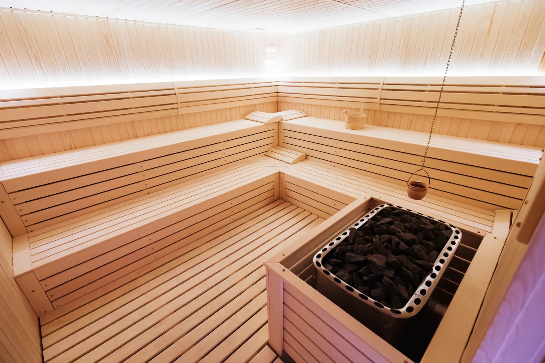 Grand sauna en bois avec banquettes en gradins