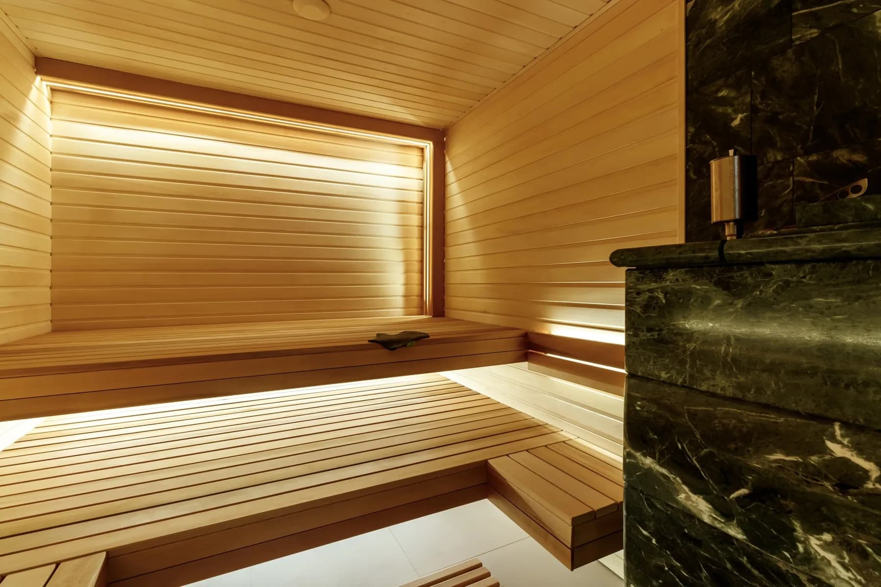 LED tavanlı ve koyu mermer duvarlı ahşap sauna