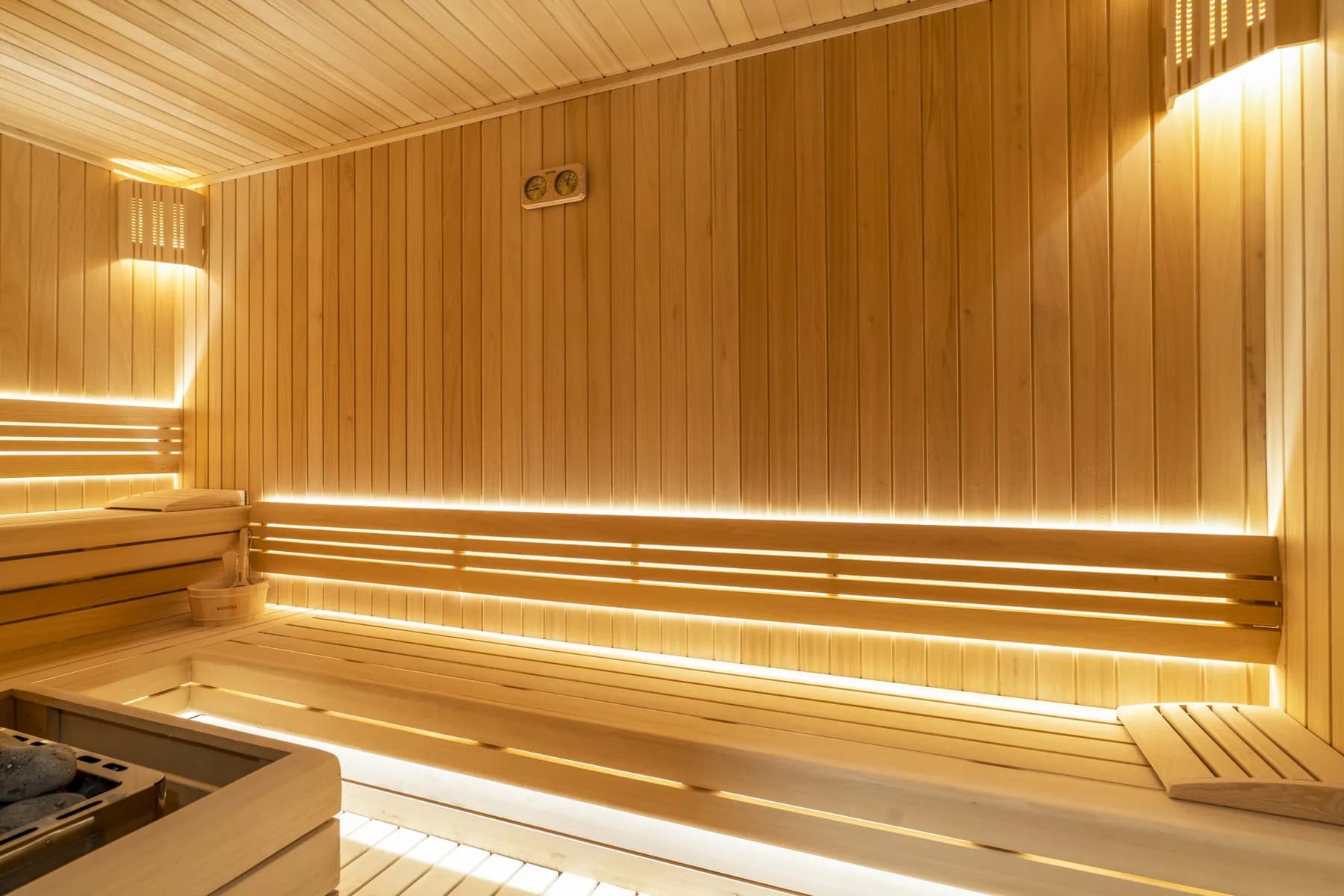 Helle Holzsauna mit beleuchteter Rückenlehne