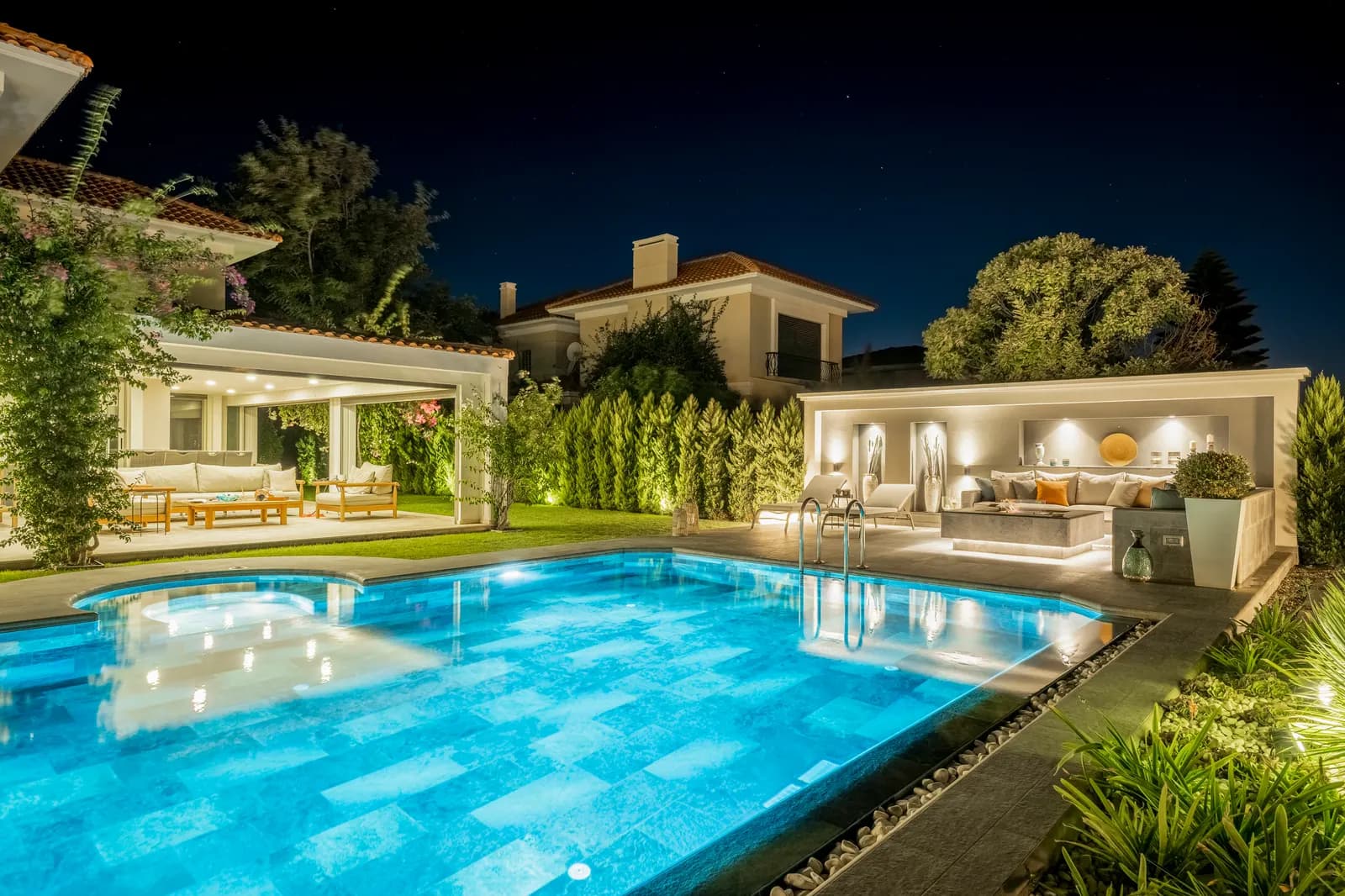 Gece ışıklı villa havuzu ve pergola, Çeşme (İzmir)