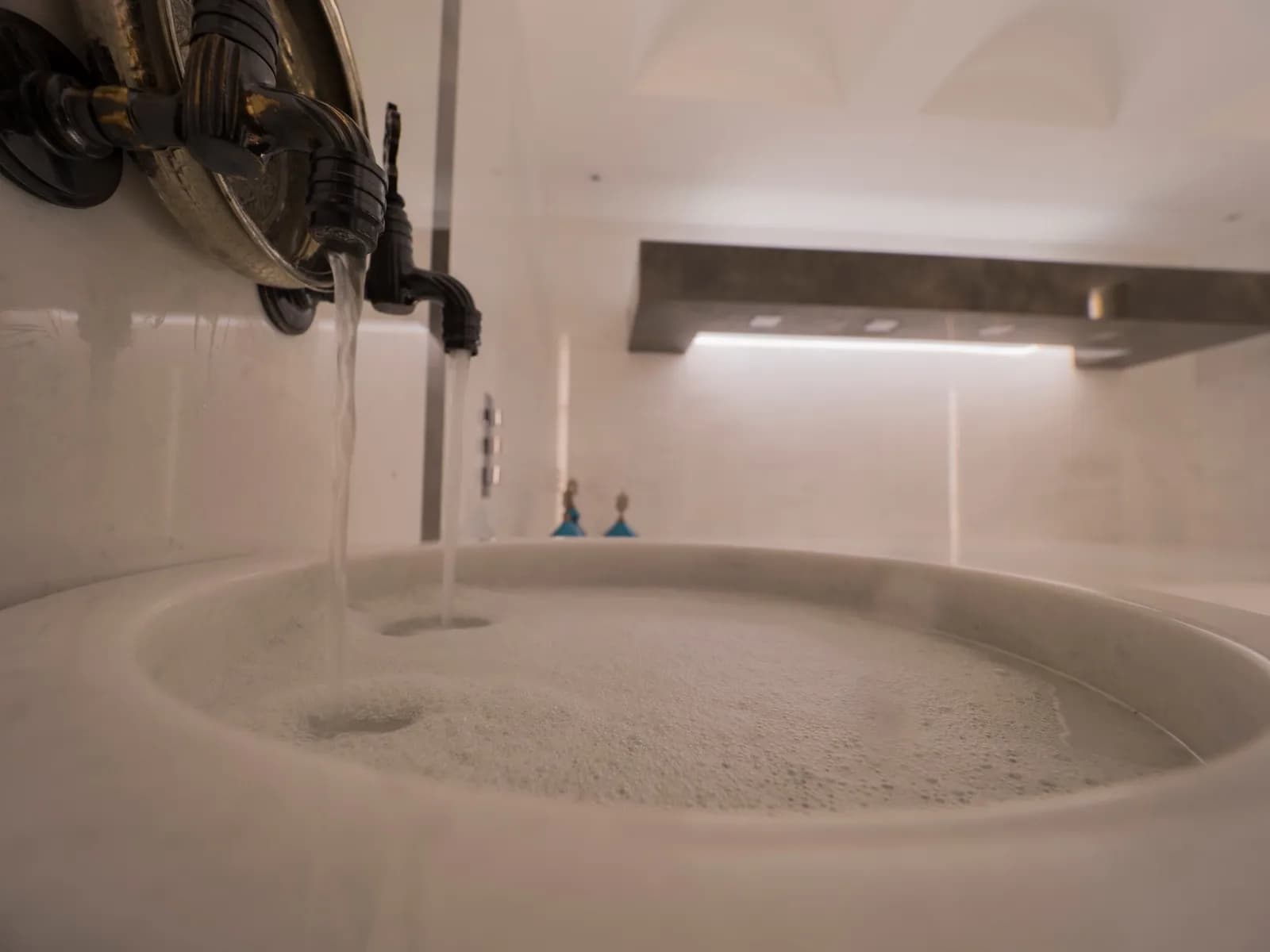 Bassin rond en marbre blanc alimenté par un robinet de hammam, Beykoz, Istanbul (Turquie)