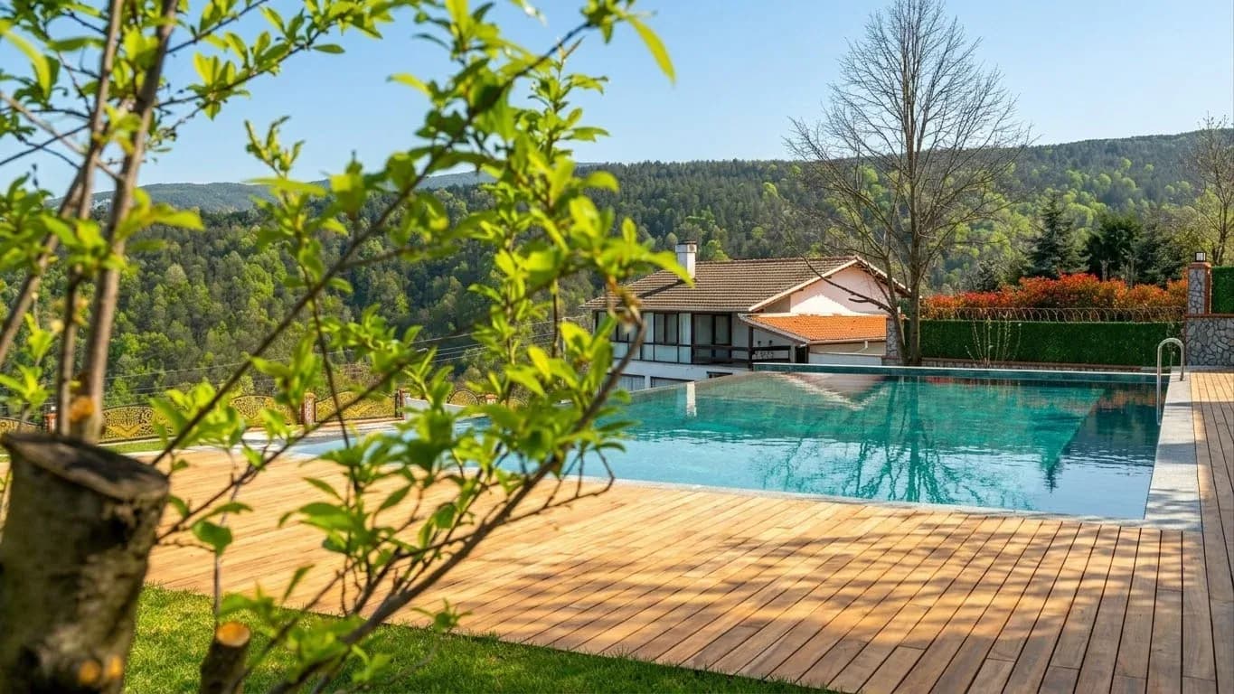 Ağaçlık tepelere bakan havuz ve ahşap güverte, Sapanca (Sakarya)