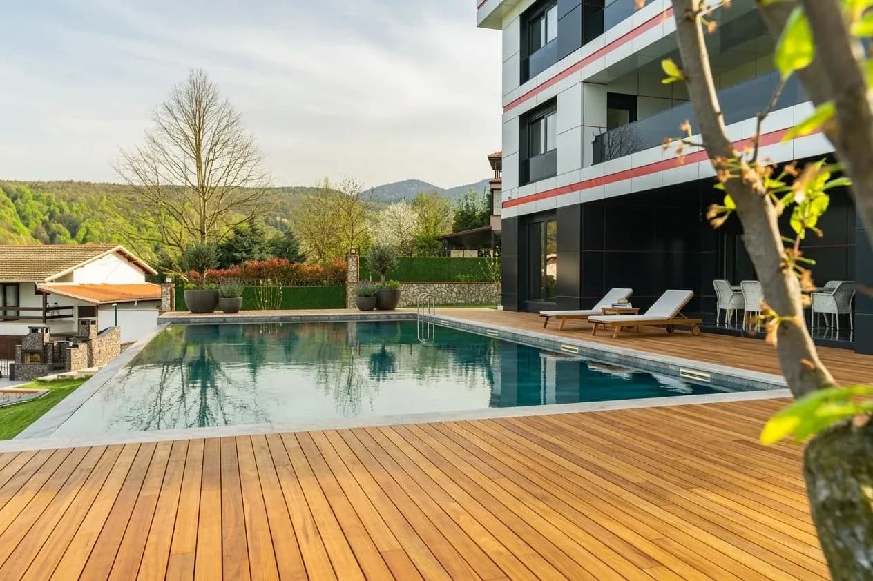Yamaçtaki evin önünde ahşap güverteli havuz, Sapanca (Sakarya)