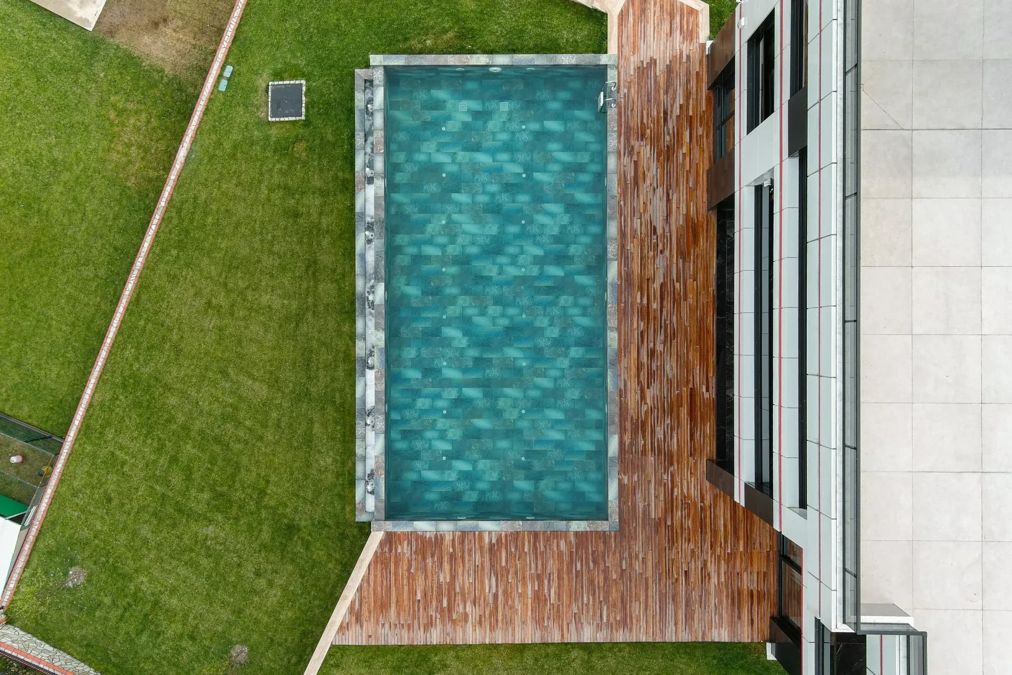 Yukarıdan bahçe ve uzun havuz, Sapanca (Sakarya)