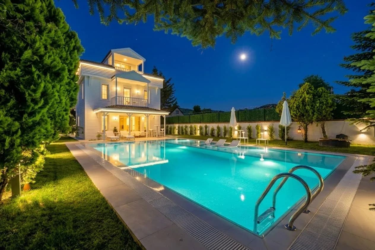 Ay ışığında aydınlatılmış villa havuzu, Şile (İstanbul)