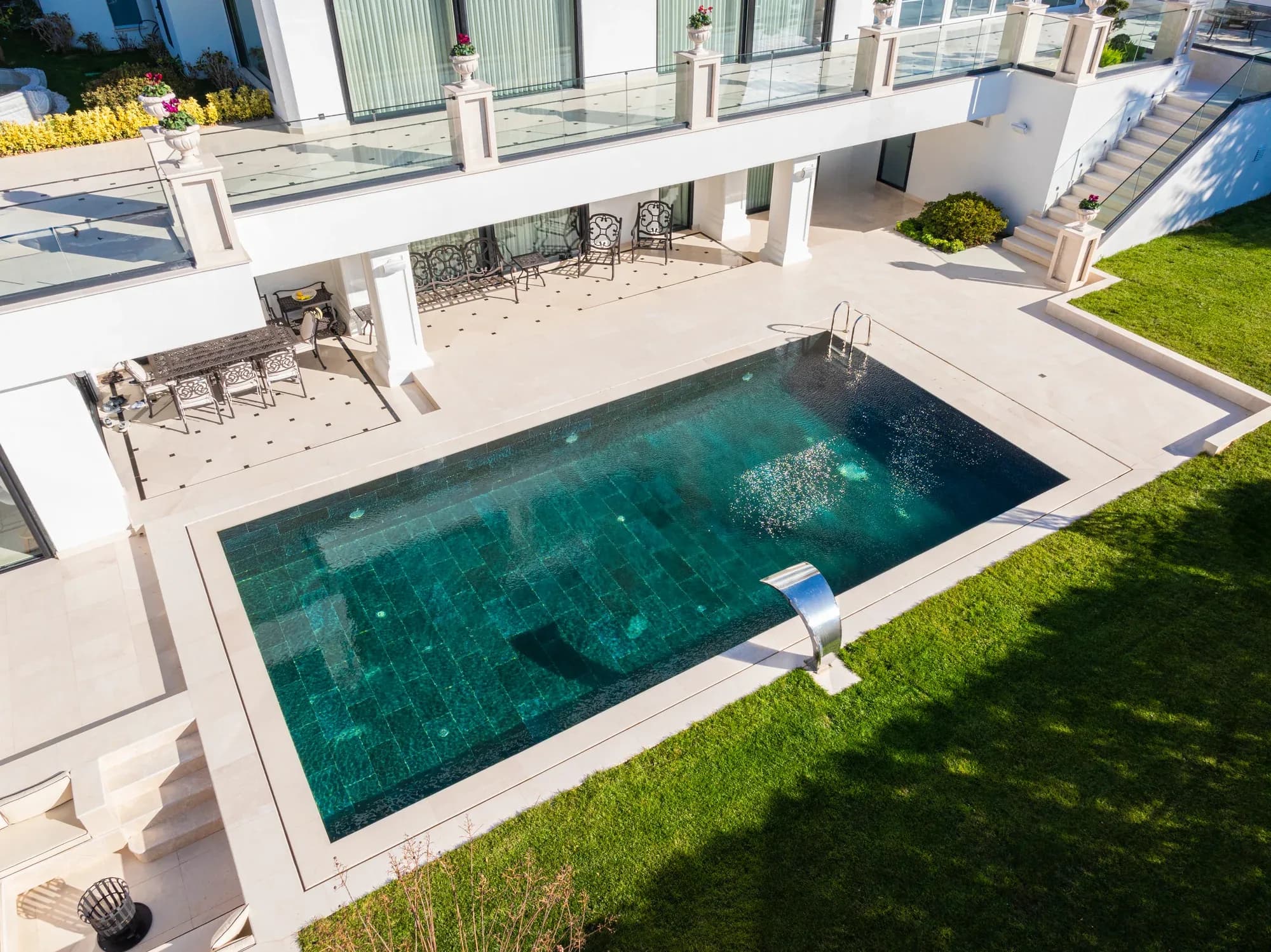 Yukarıdan çim bahçede taş kenarlı villa havuzu, İstanbul