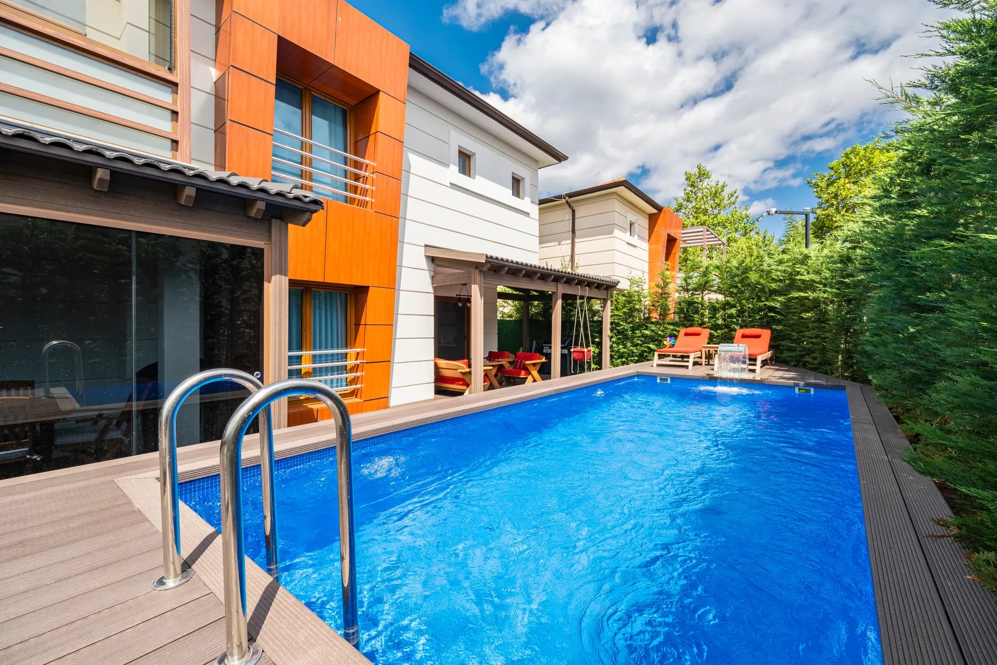 Ahşap güverteli prefabrik havuz ve villa, İstanbul
