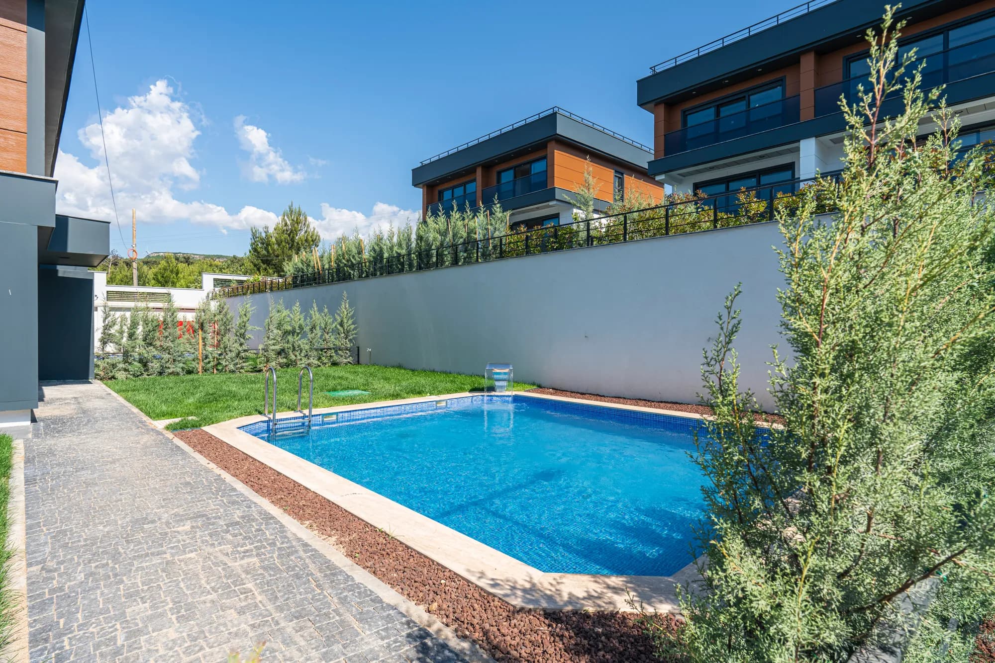 Villa bahçesinde havuz ve yürüyüş yolu, İstanbul
