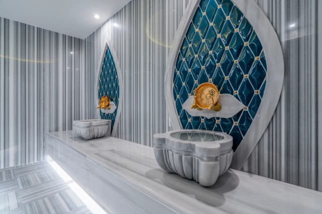 Marmorkurnas mit Messingarmatur in einem Privathamam, Istanbul (Türkei)