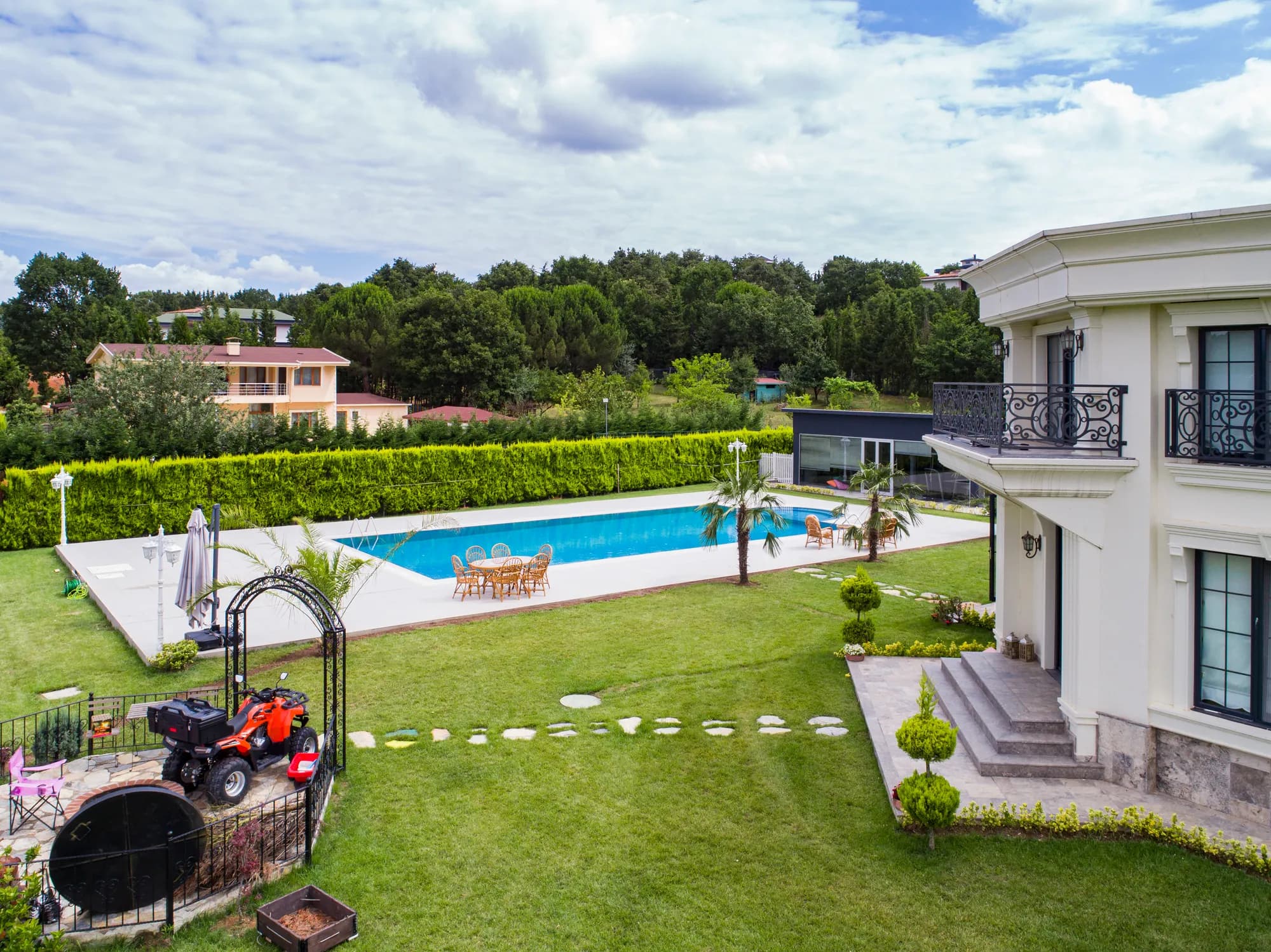 Villa bahçesinde uzun havuz, Silivri (İstanbul)