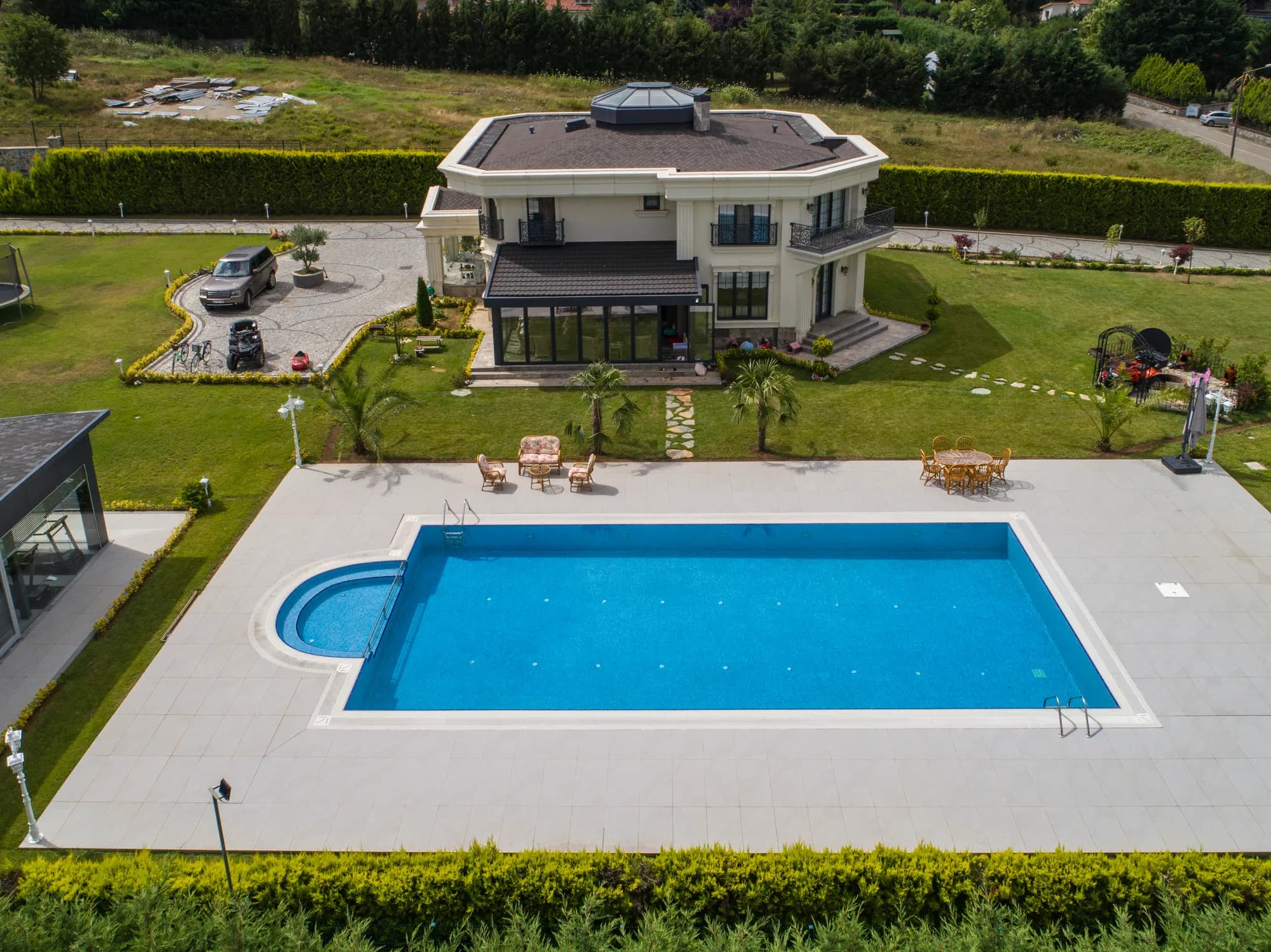 Yukarıdan villa bahçesinde havuz ve ev, Silivri (İstanbul)