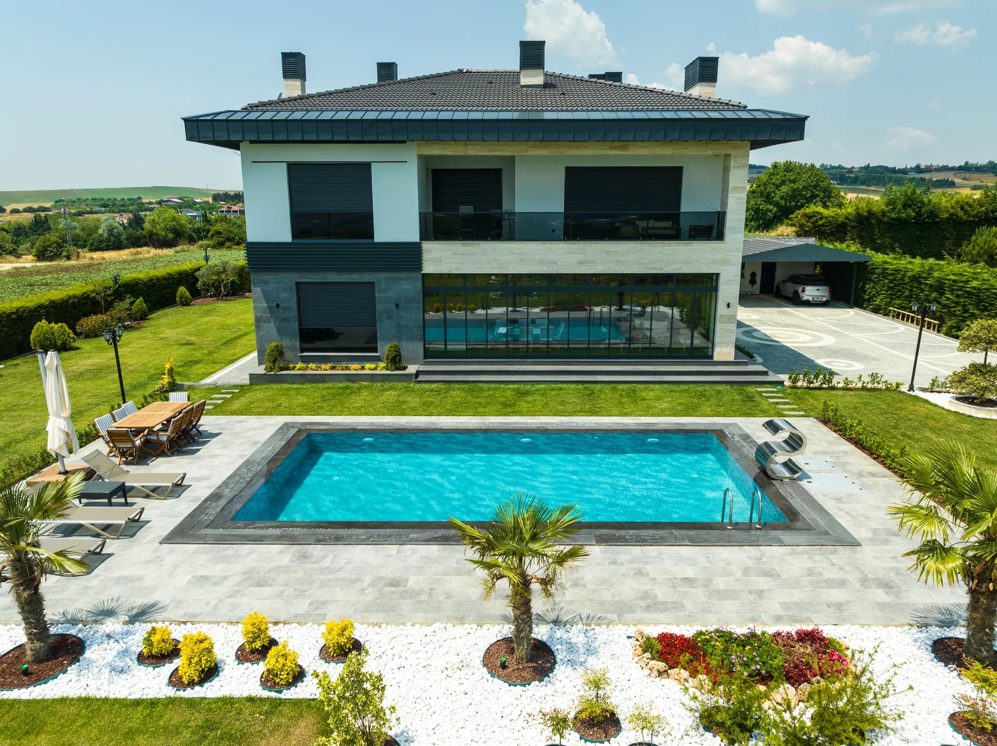 Modern villa önünde dikdörtgen havuz, Çatalca (İstanbul)