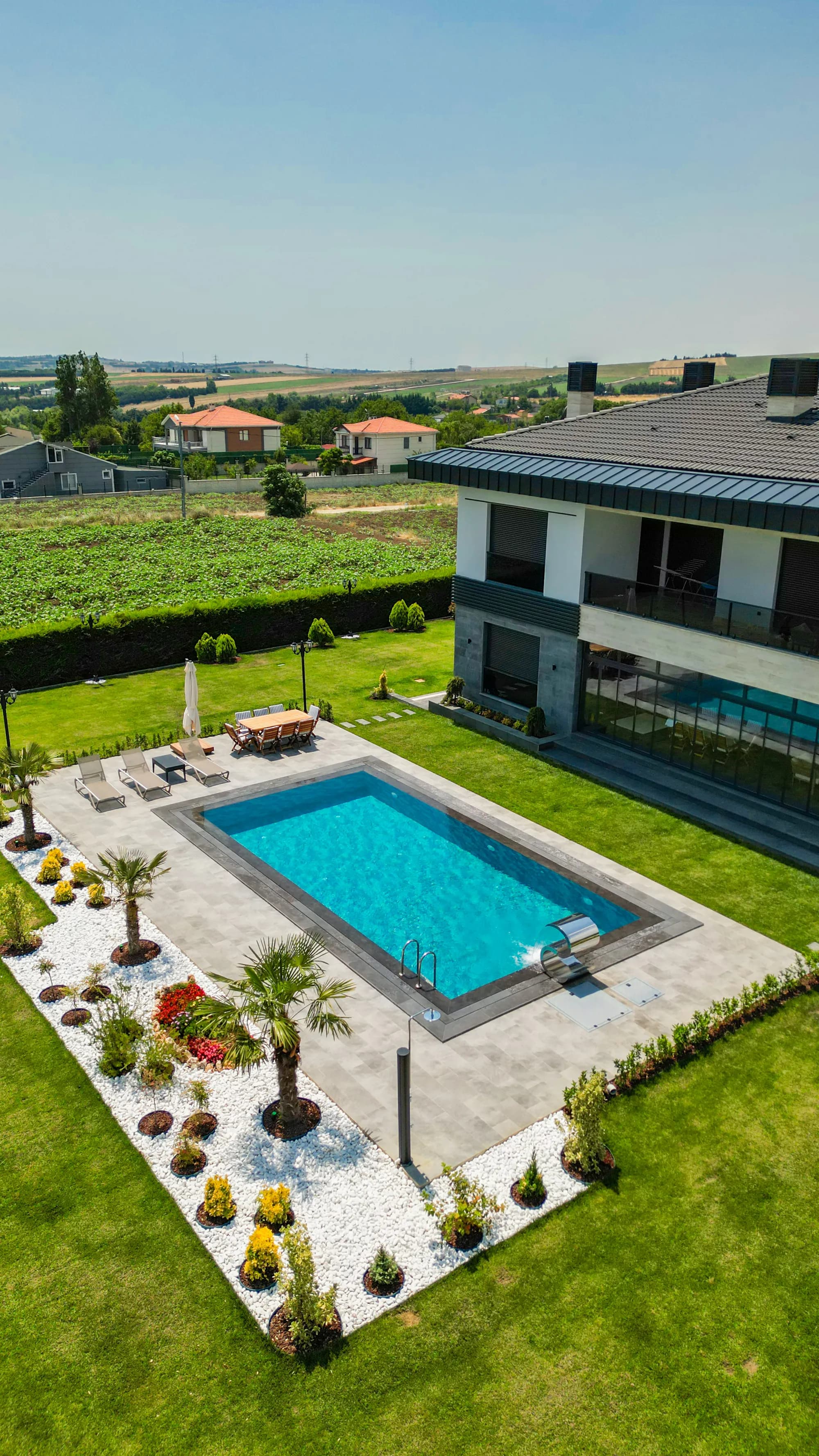 Villa önünde taş kenarlı havuz, Çatalca (İstanbul)