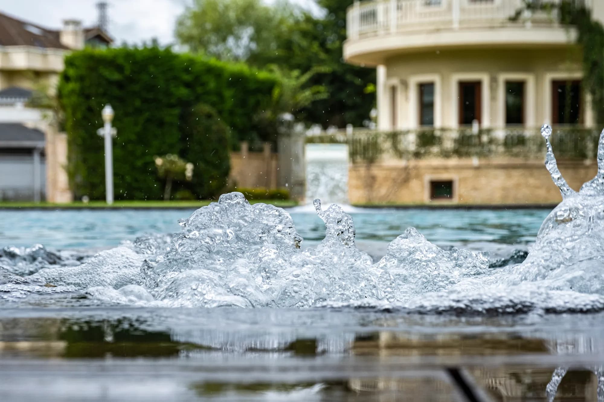 Havuzda fıskiye ve arkada ağaçlı villa, Kemerburgaz (İstanbul)