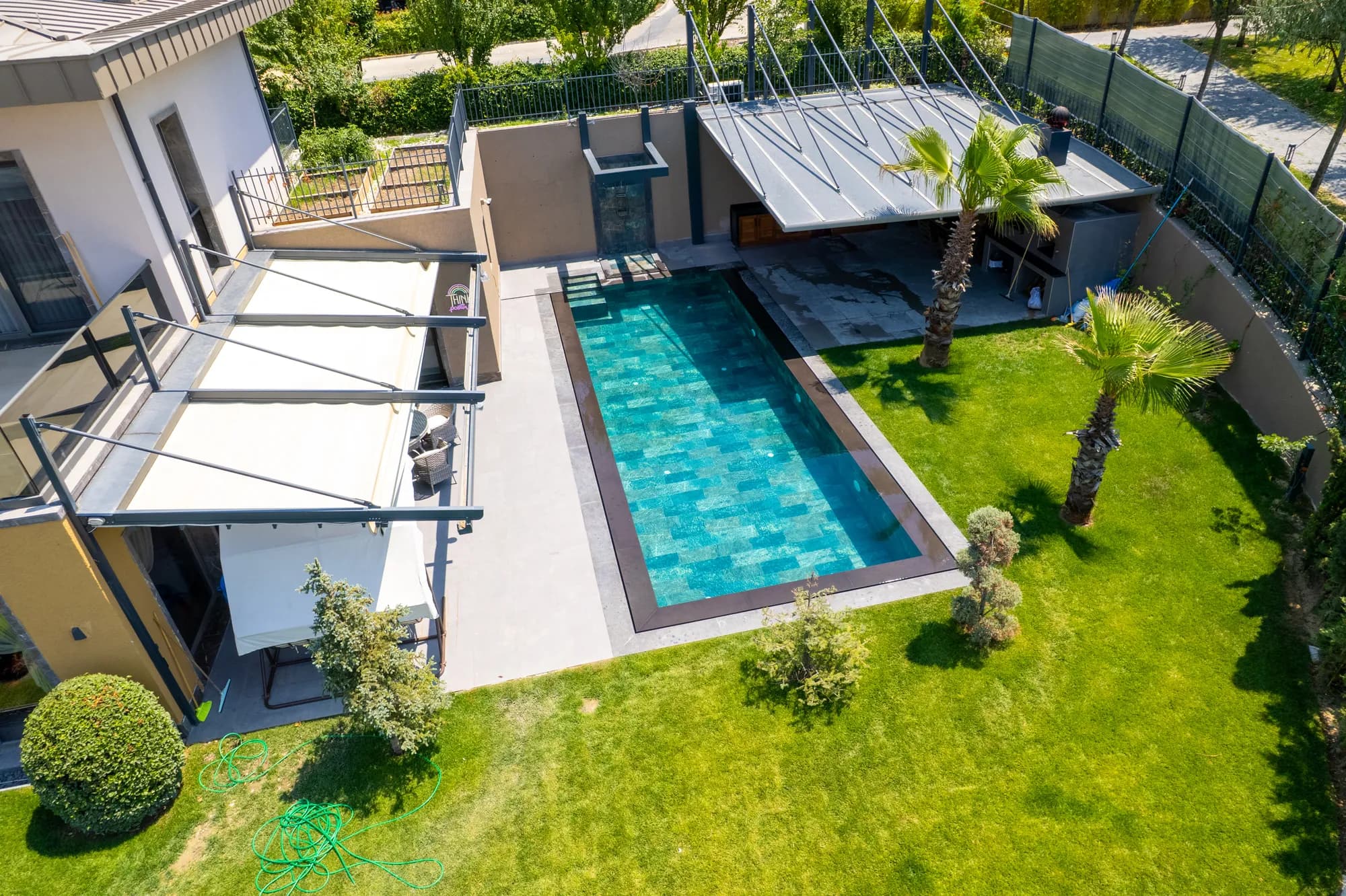 Çimenli bahçede villa havuzu, havadan, İstanbul