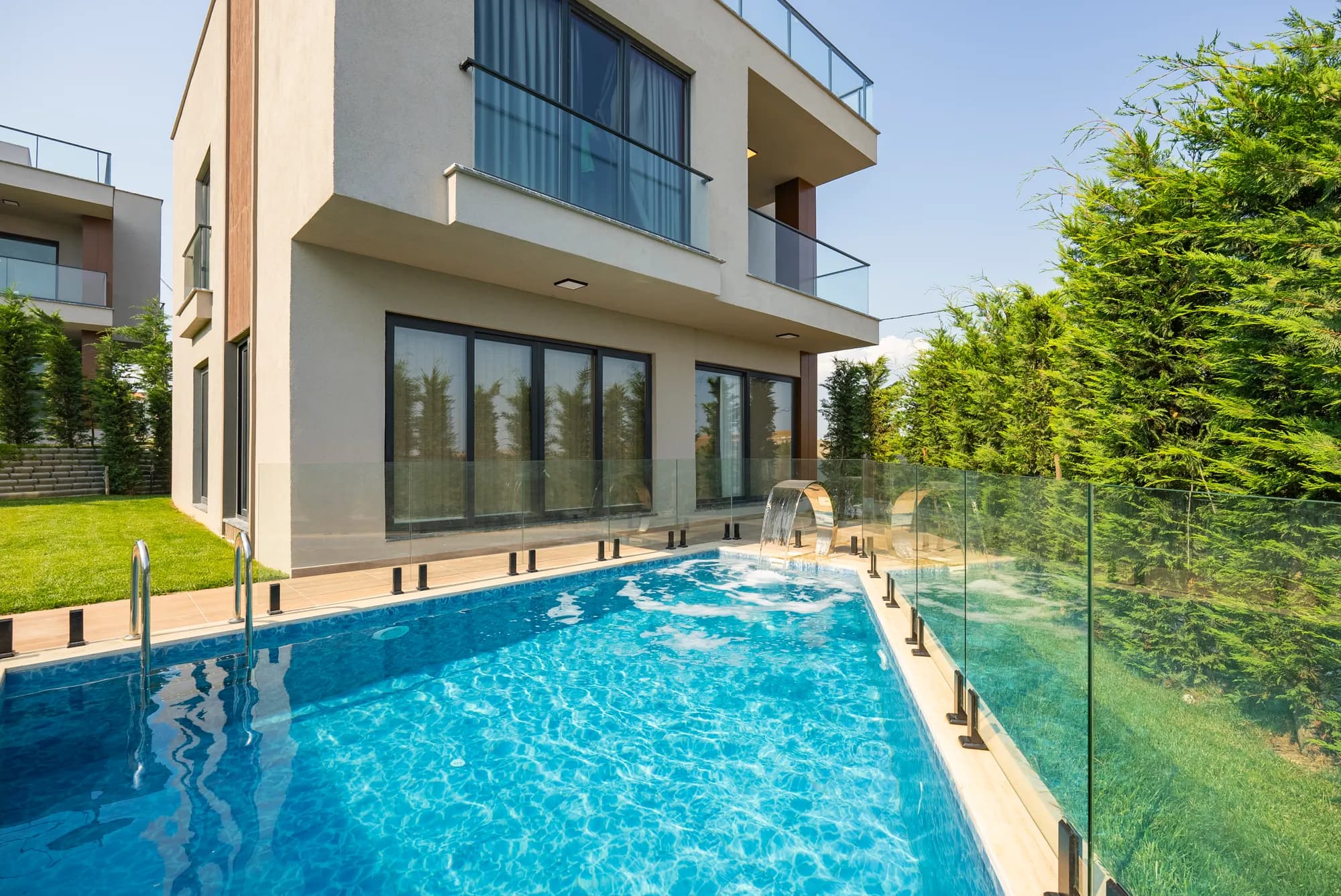 Toplu konut projesinde cam korkuluklu villa havuzu, İstanbul