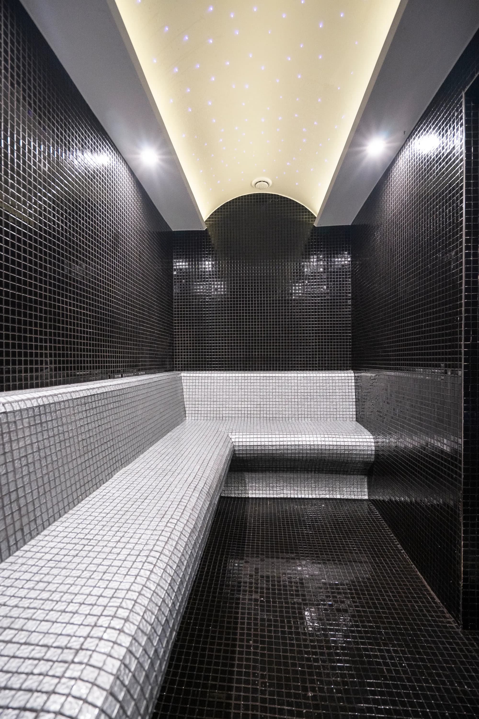 Bain de vapeur en mosaïque noire et banquette blanche, Istanbul (Turquie)
