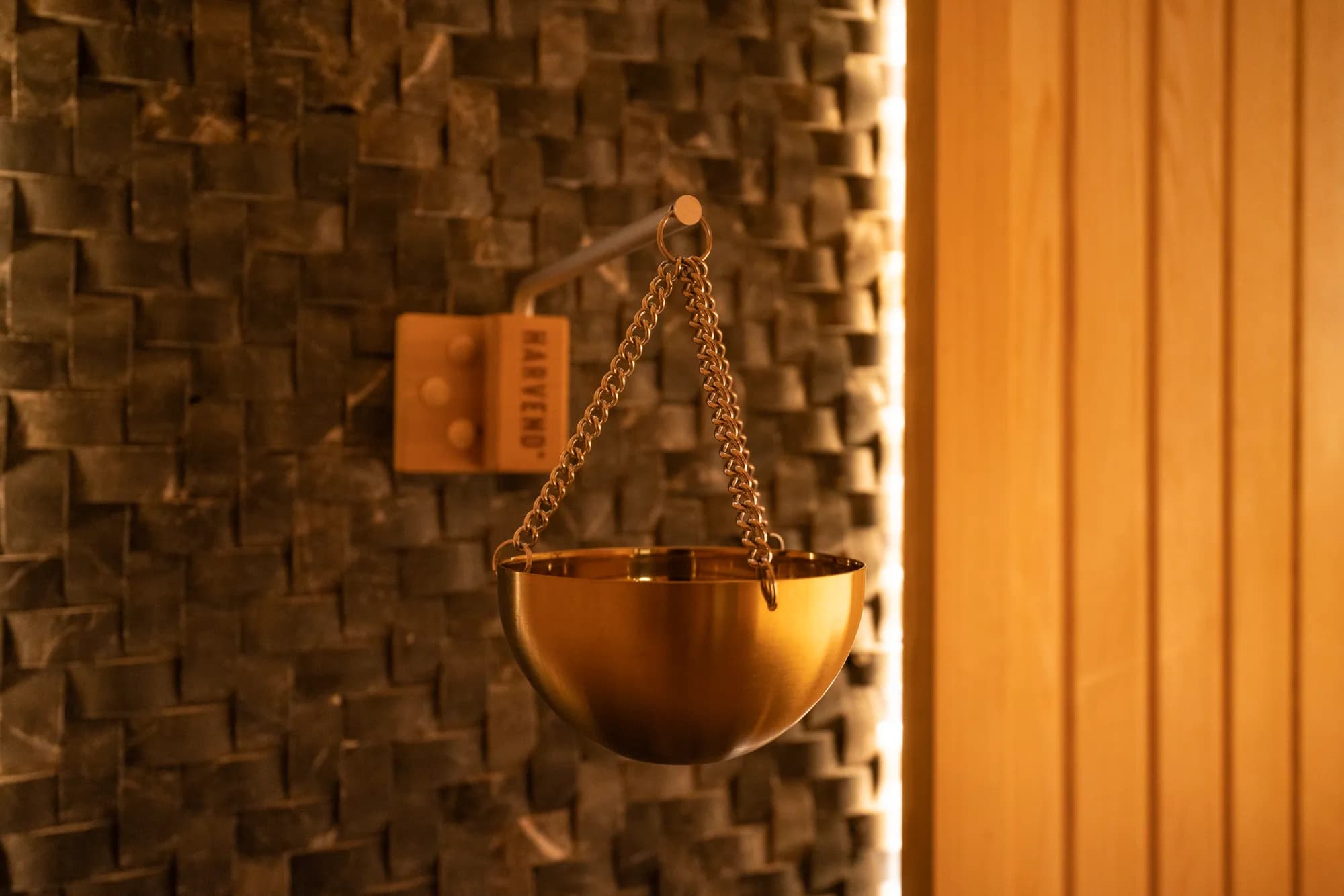 Messingschale an Steinwand im Hotel-Spa, Taksim, Istanbul (Türkei)