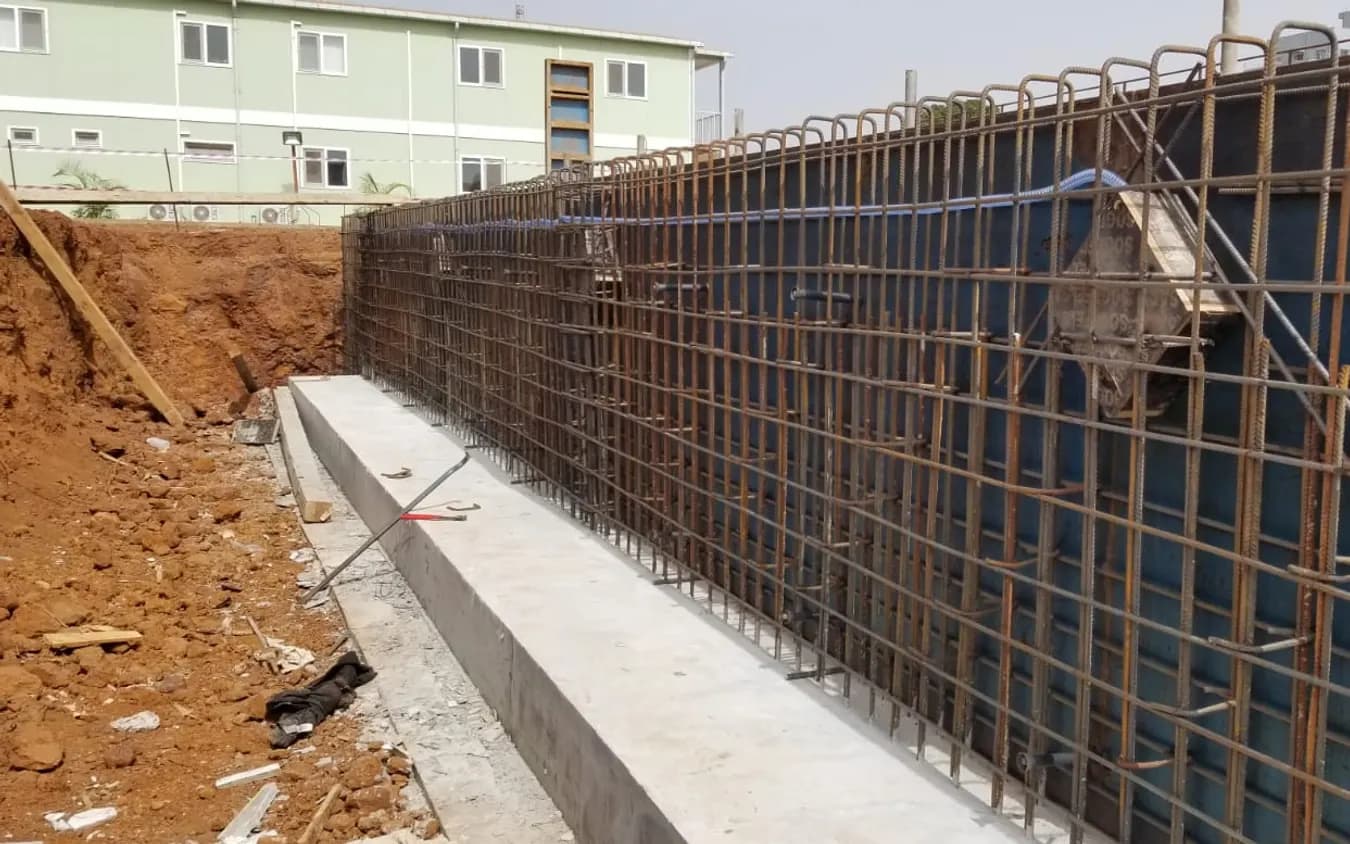 Concrete swimming pool construction: shotcrete or formwork?