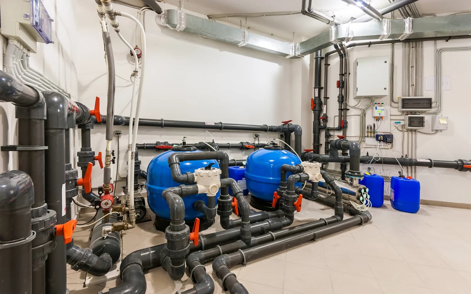 Poolchemikalien: Produkte, Aufgaben und richtige Lagerung