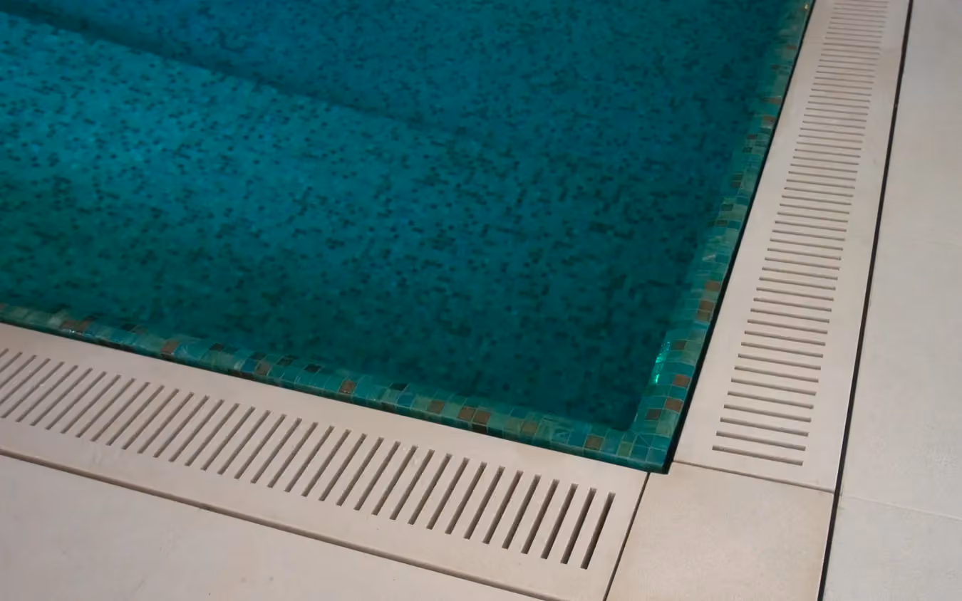 Overflow pool or skimmer pool: how the two systems differ