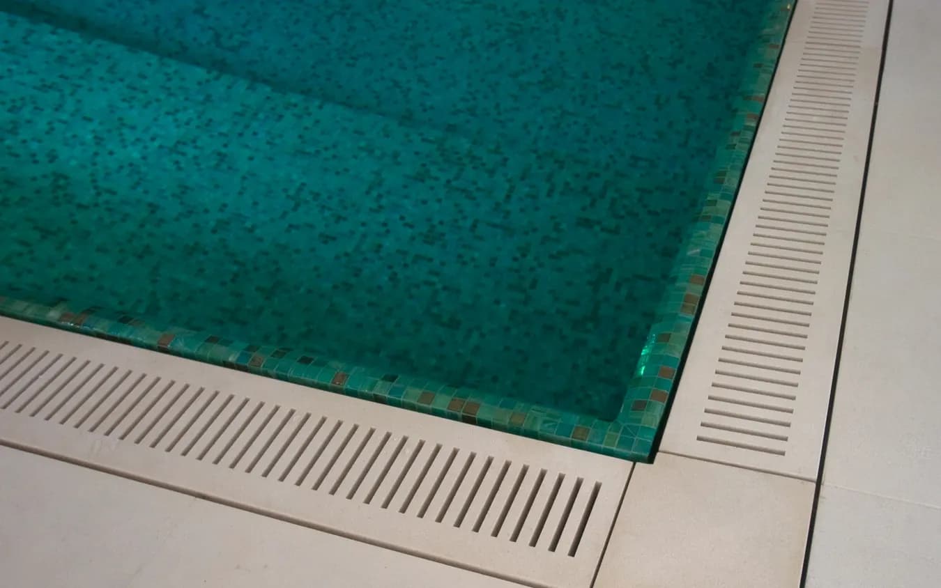 Skimmerbecken oder Überlaufbecken? Der Unterschied der beiden Systeme