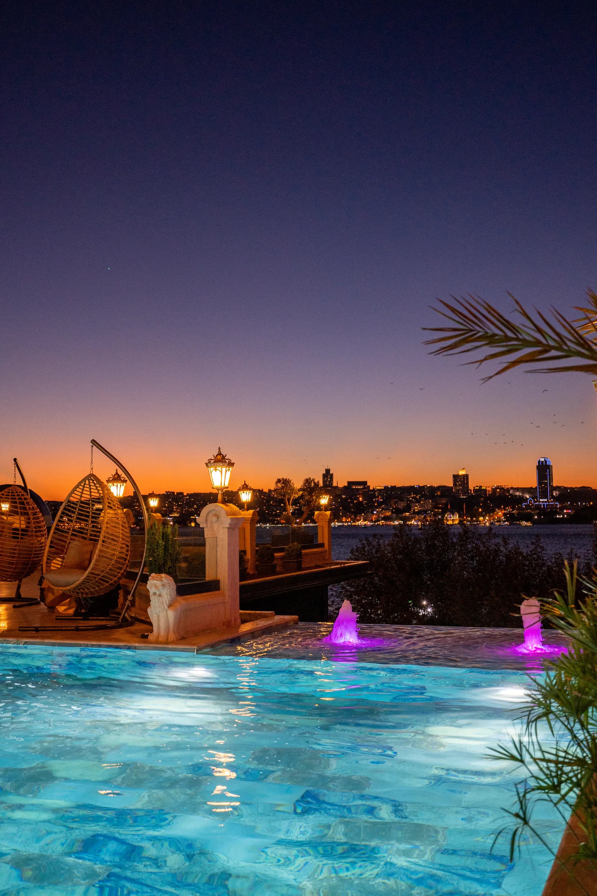 Gün batımında otel teras havuzu, İstanbul