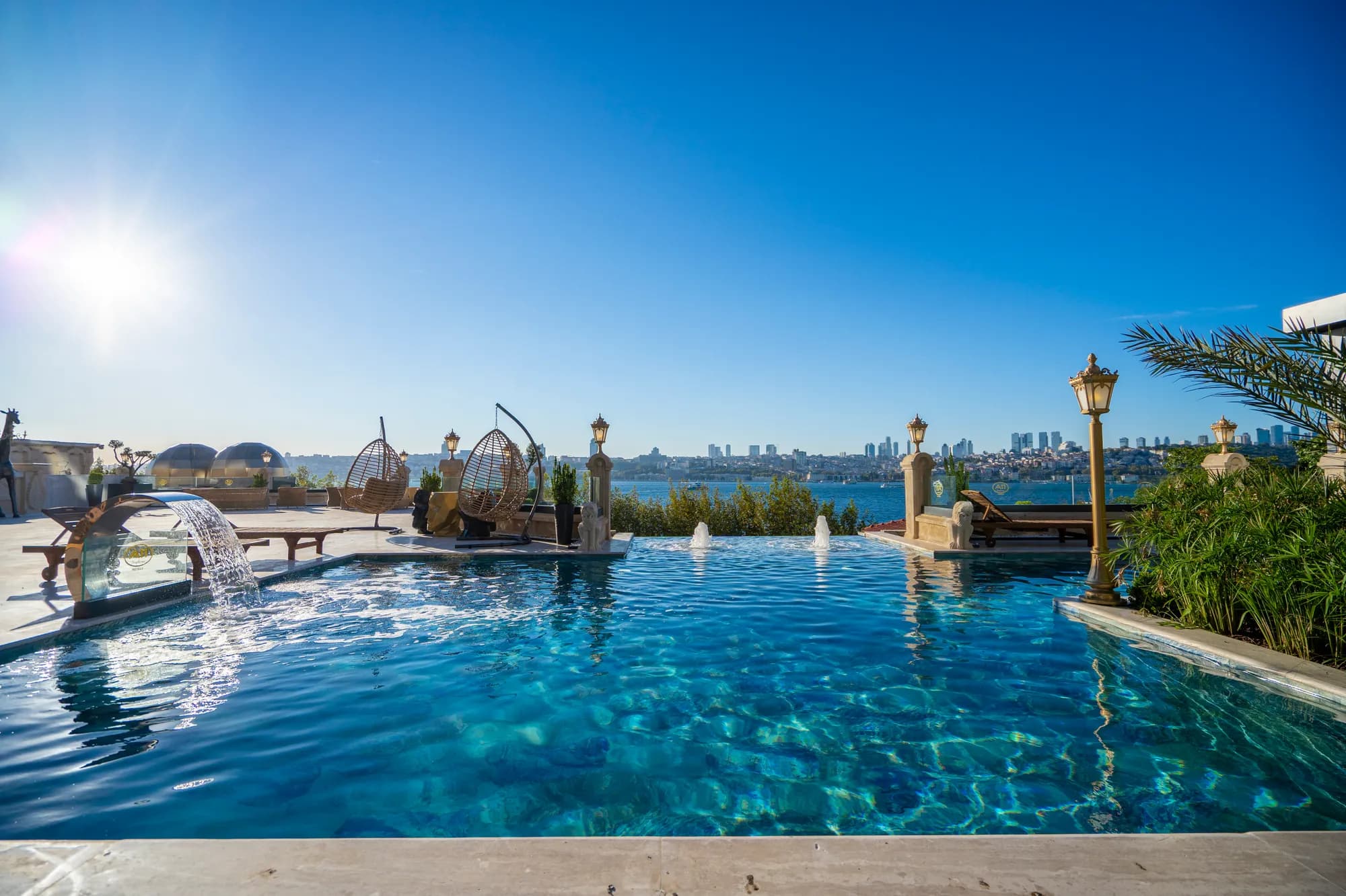 Deniz manzaralı otel terasında havuz, İstanbul