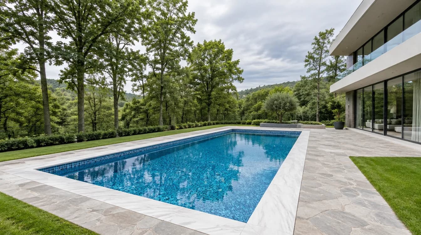 Orman kenarında villa havuzu, İstanbul