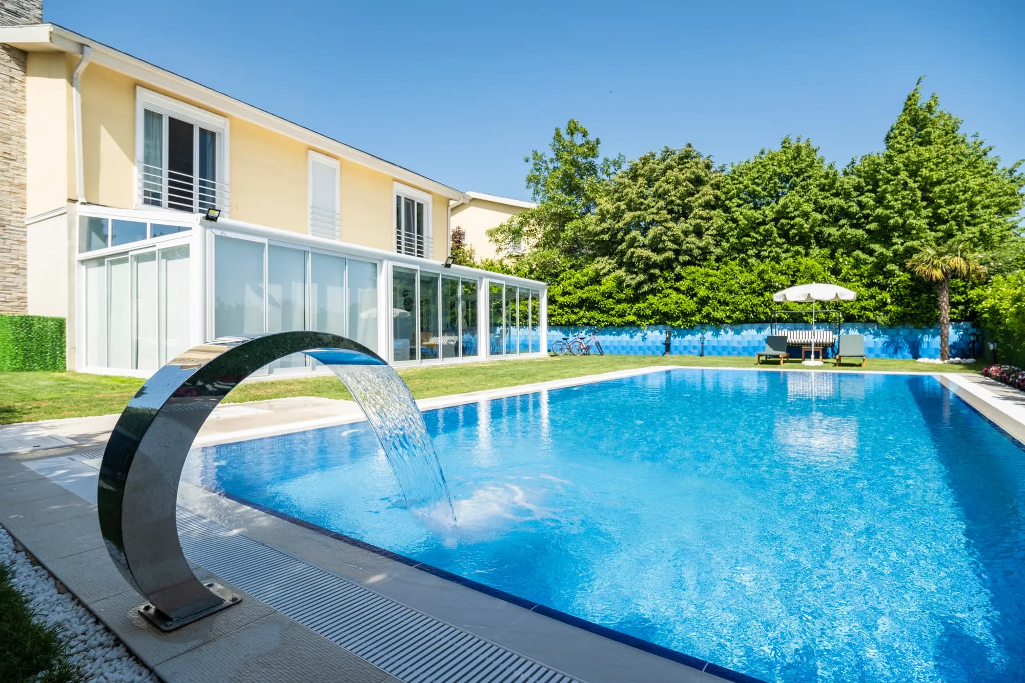 Villa önünde paslanmaz şelaleli havuz, Akfırat (İstanbul)
