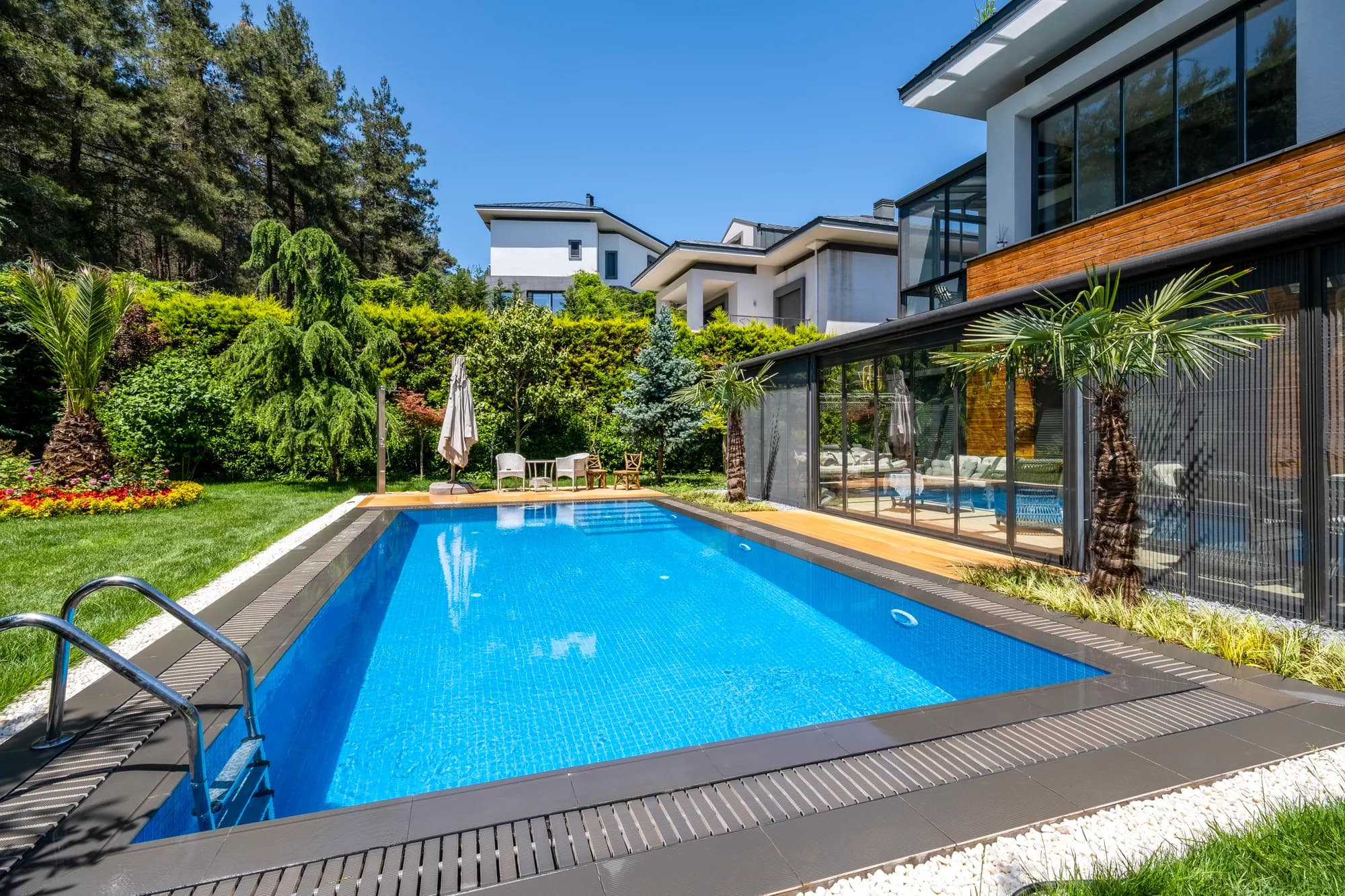 Çam ağaçlarının önünde villa ve havuz, İstanbul