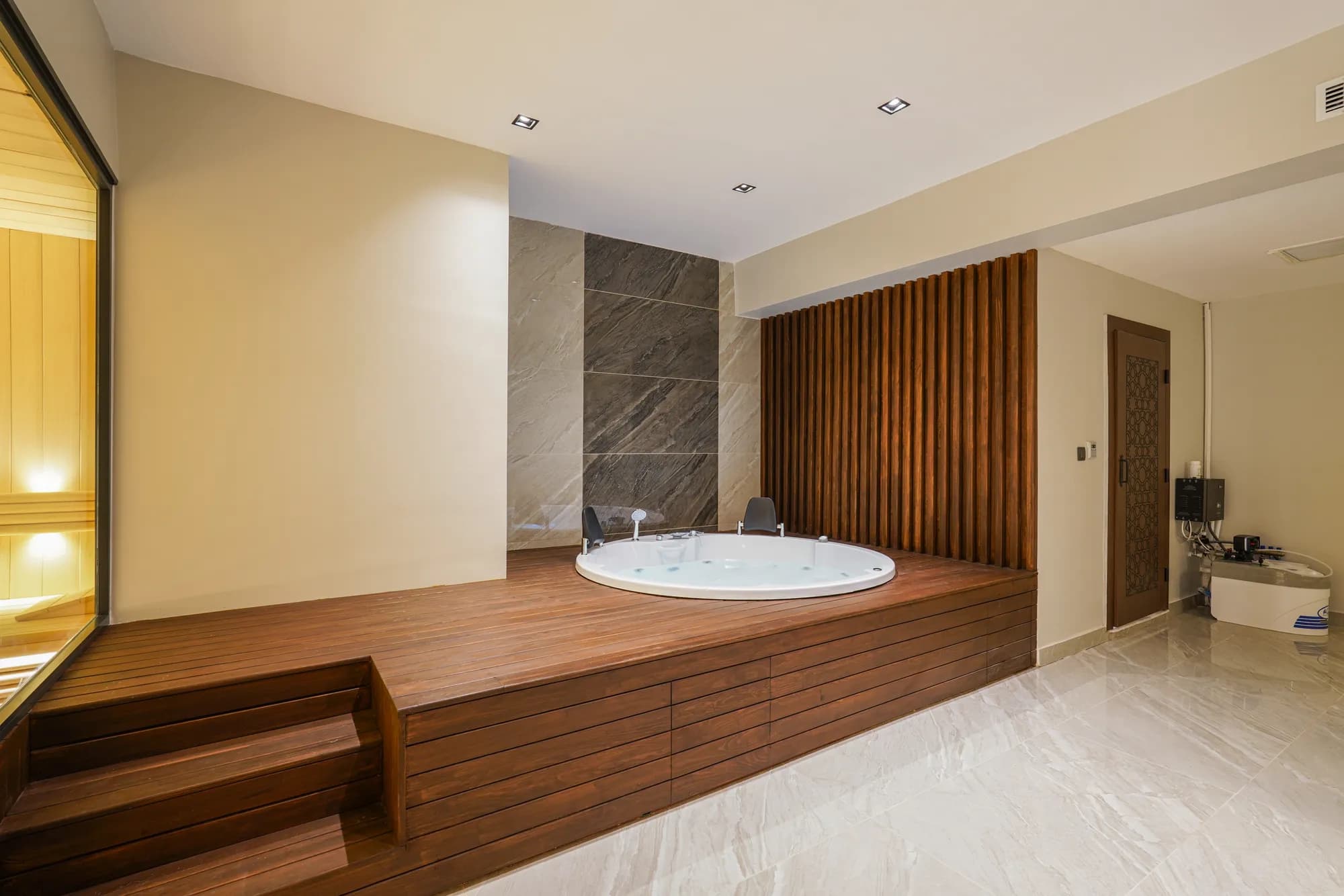 Ahşap sekili kapalı jakuzi ve spa alanı, İstanbul