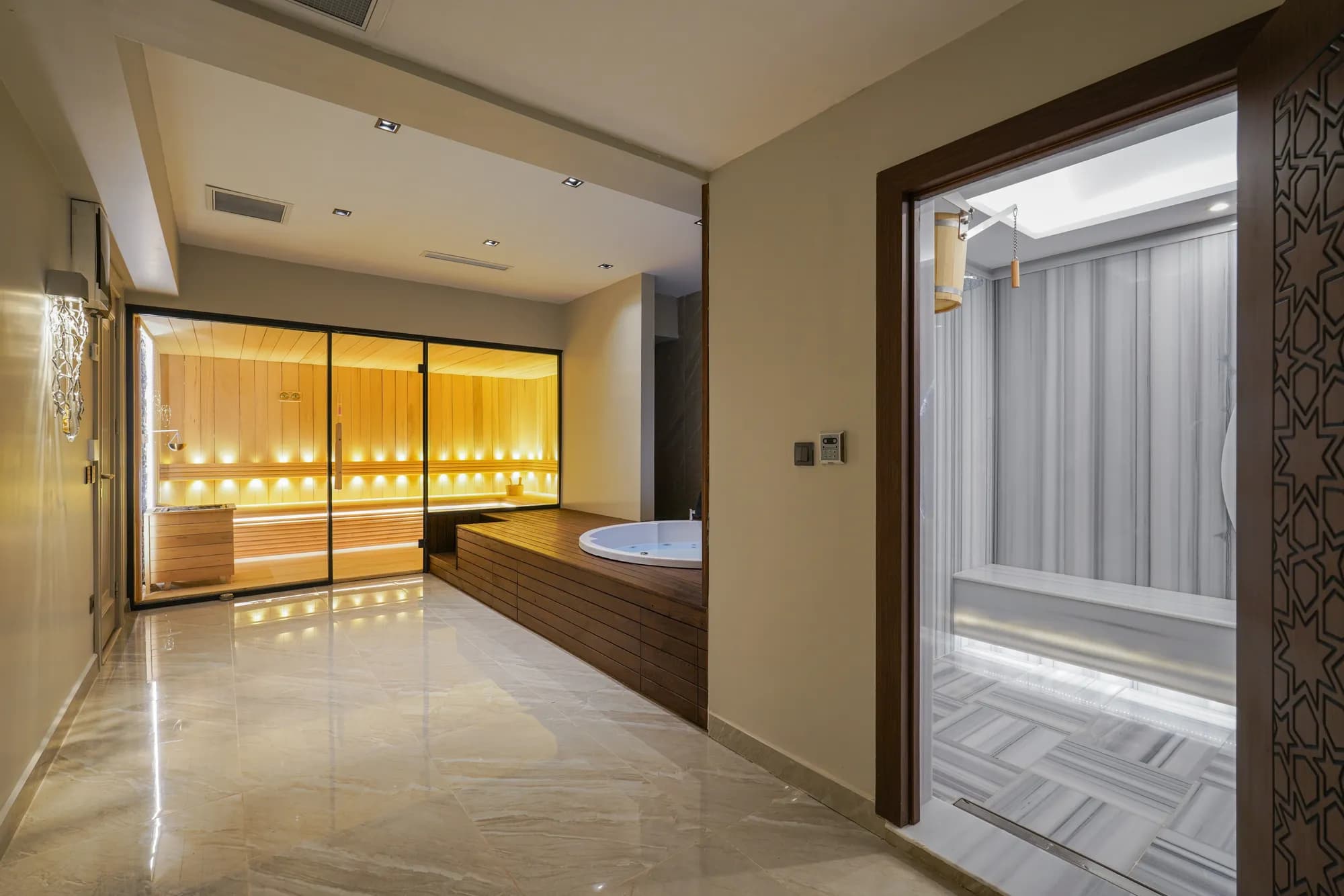 Kapalı spa alanında jakuzi ve cam bölmeli sauna, İstanbul