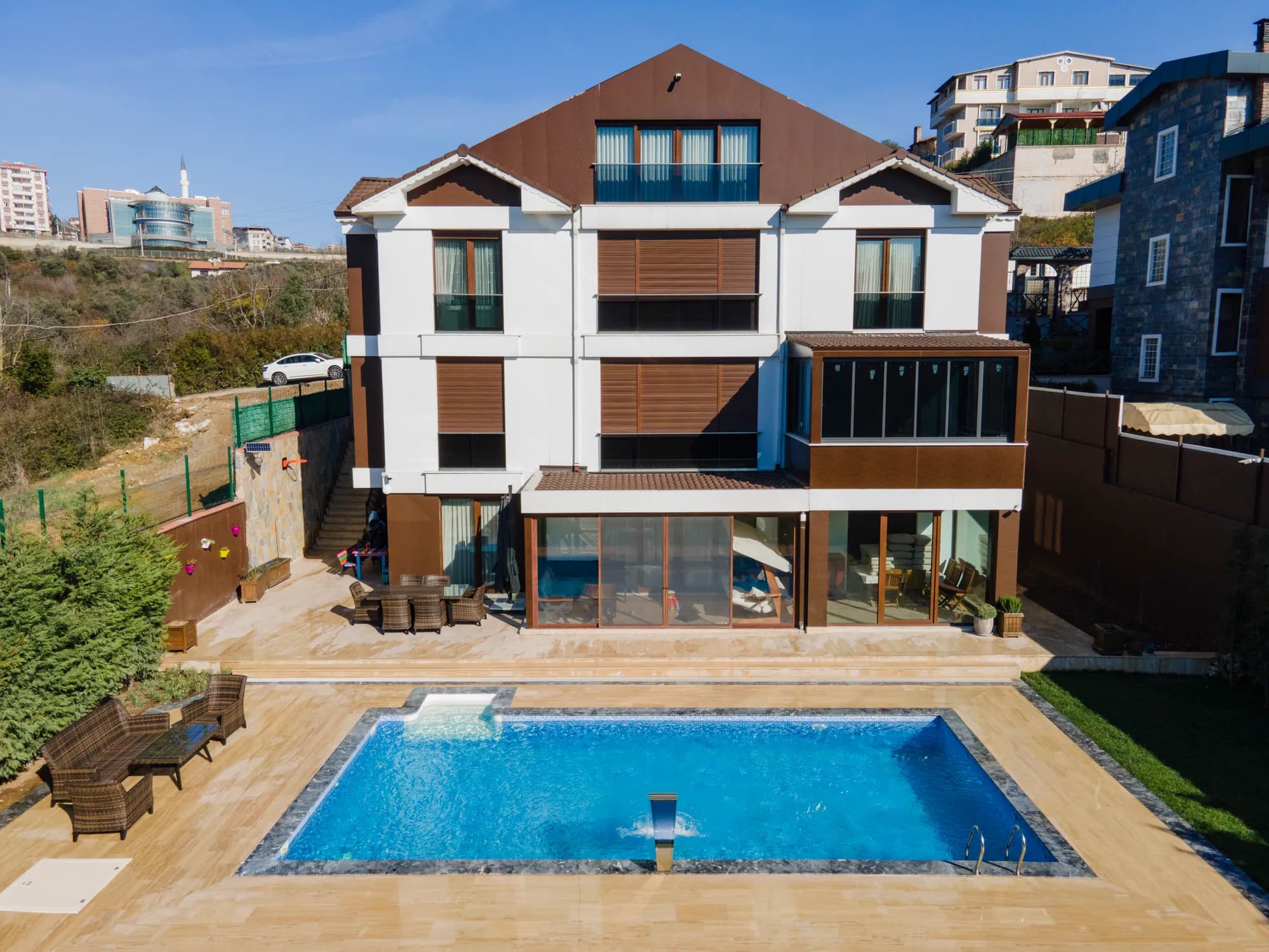 Villa önünde bahçe havuzu, Gebze (Kocaeli)
