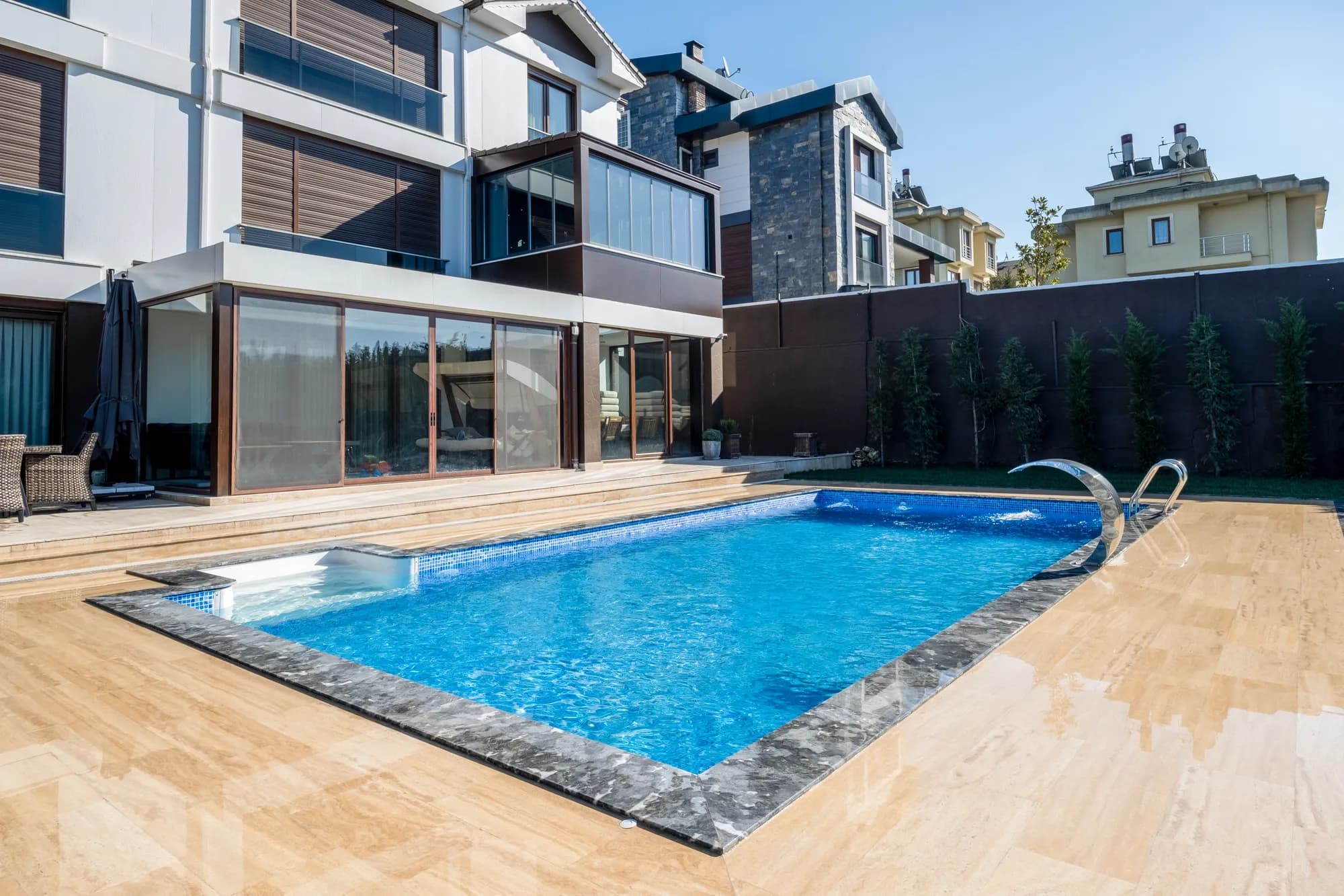 Taş kenarlı villa havuzu, Gebze (Kocaeli)