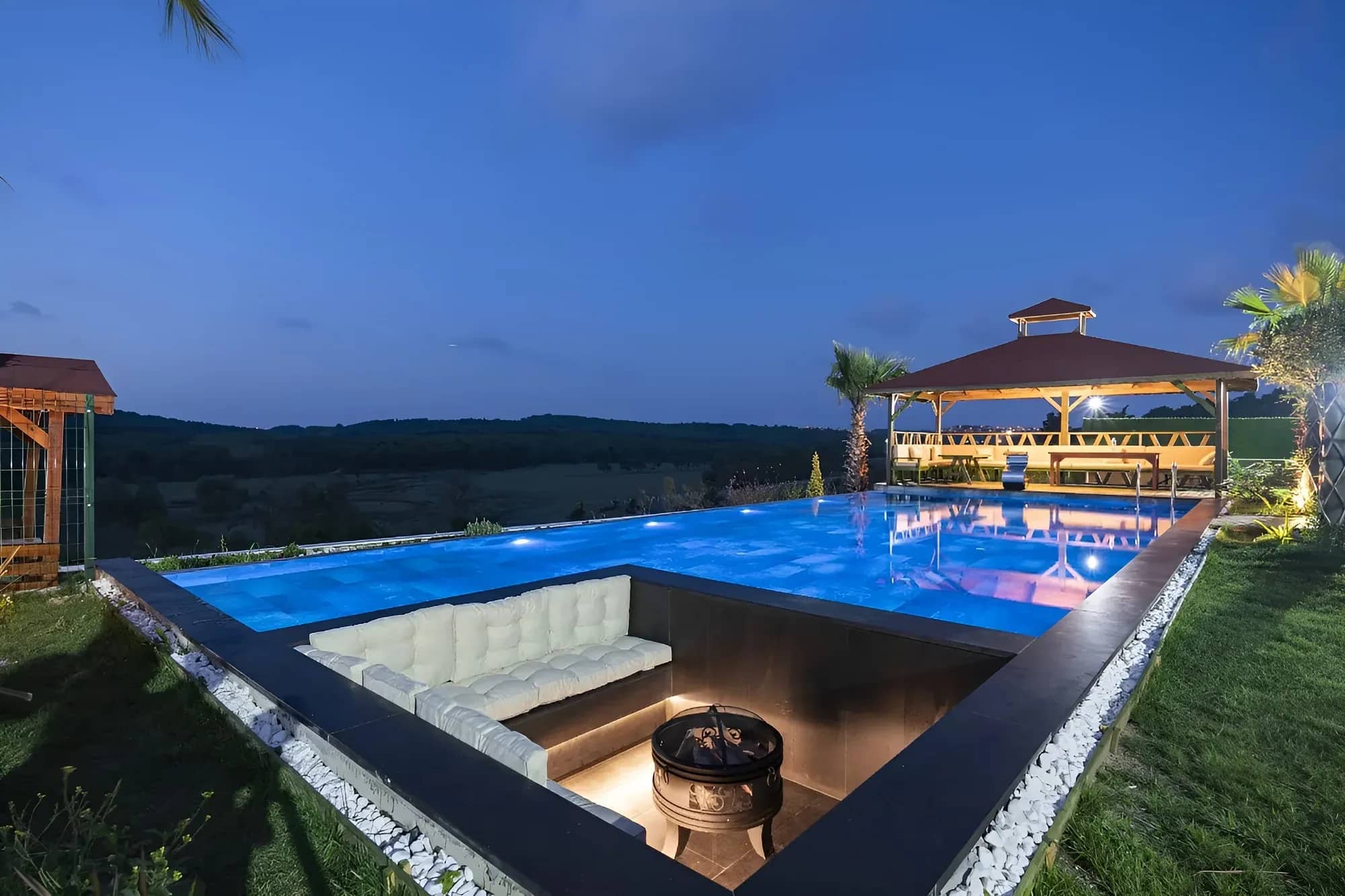 Overflow villa pool with a sunken lounge, Çatalca (Turkey)