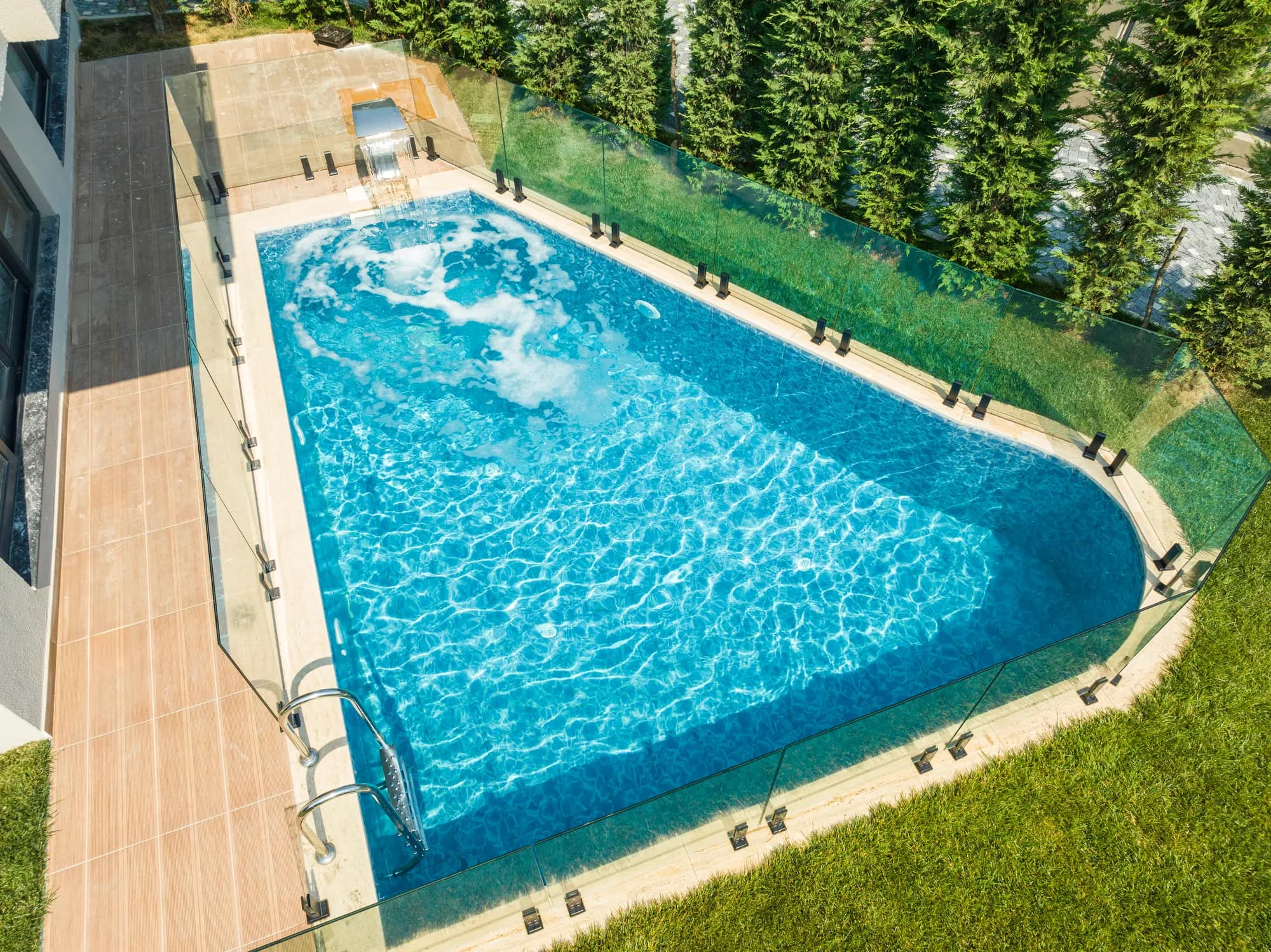 Misk 30 · Mehrfamilienhaus-Pool — Referans 1