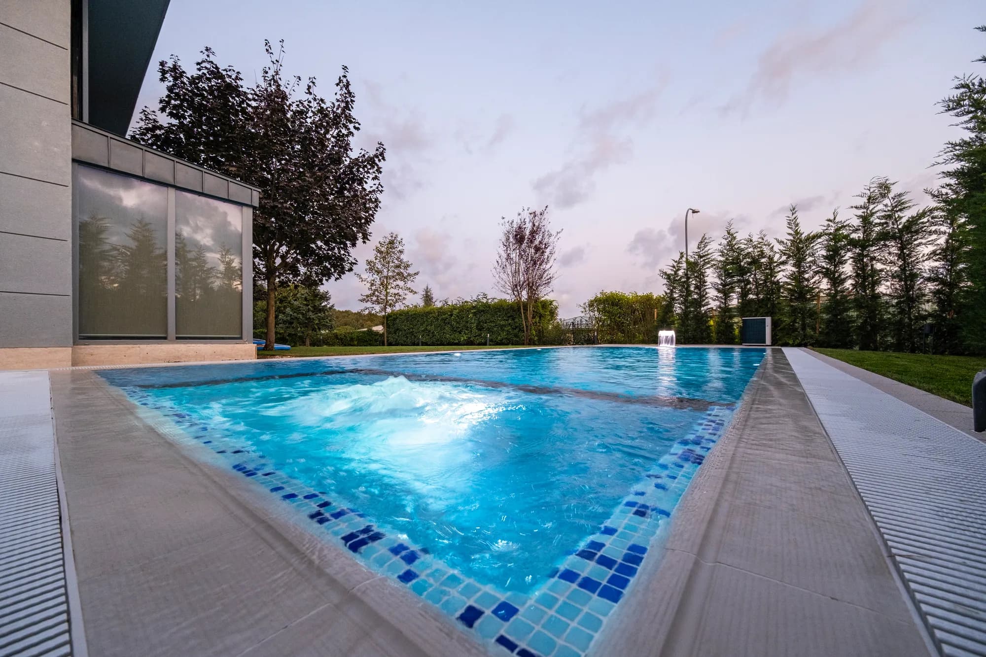 Taşma ızgaralı villa havuzu, İstanbul