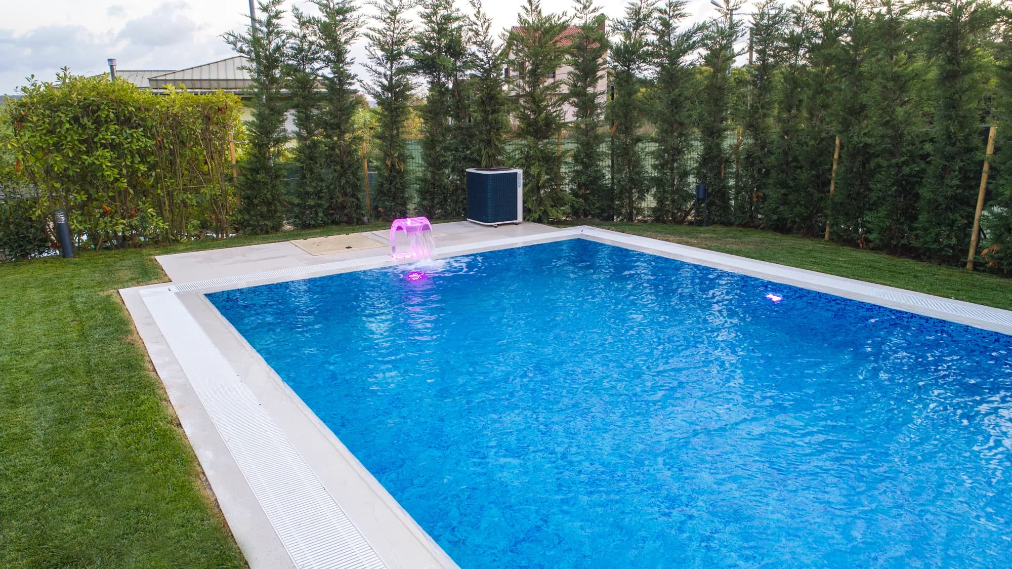 Suyu alınmış villa havuzu ve çimenli bahçe, İstanbul