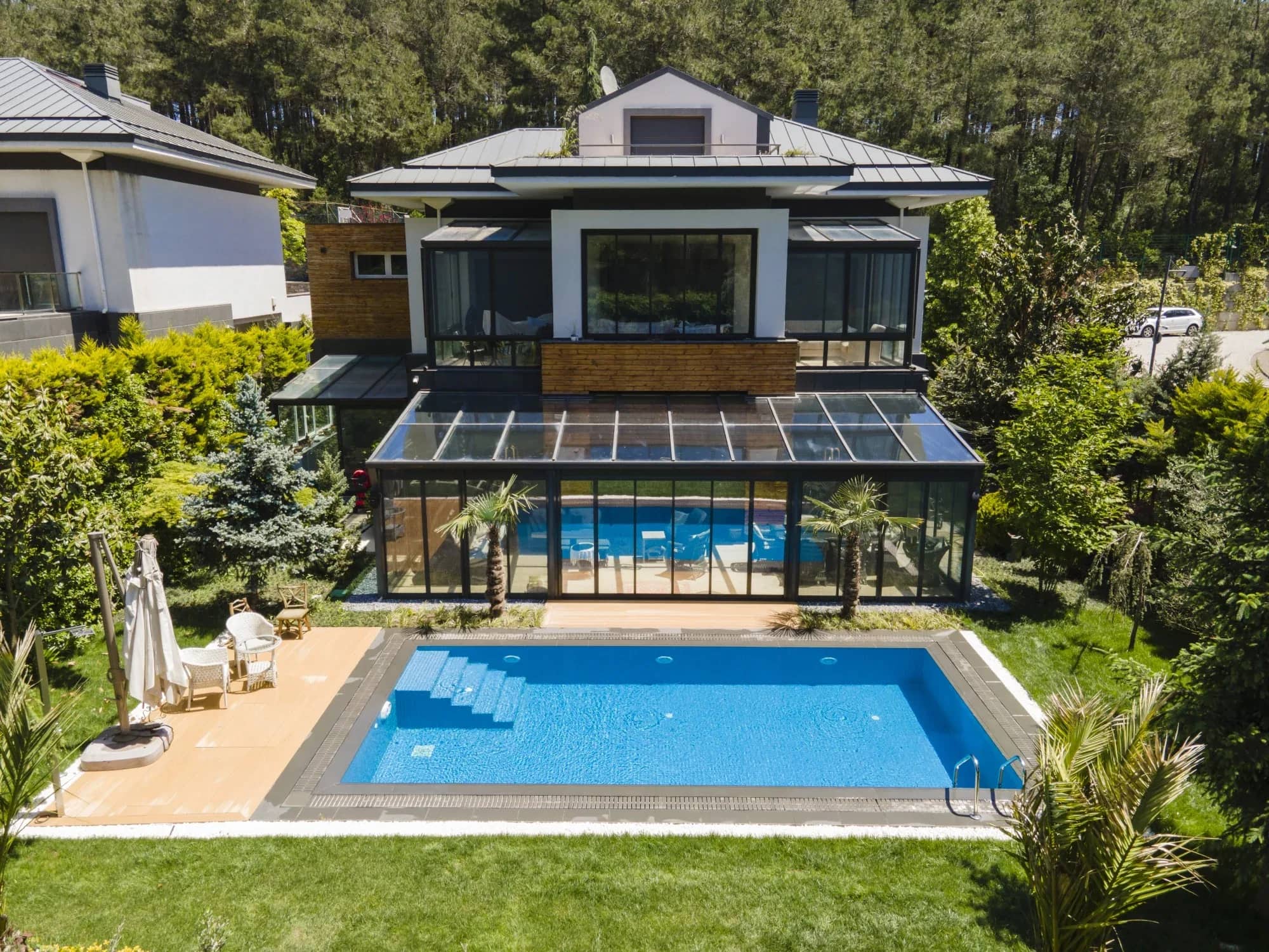 Villa with a glazed pool house and garden pool from above, Çekmeköy (Turkey)