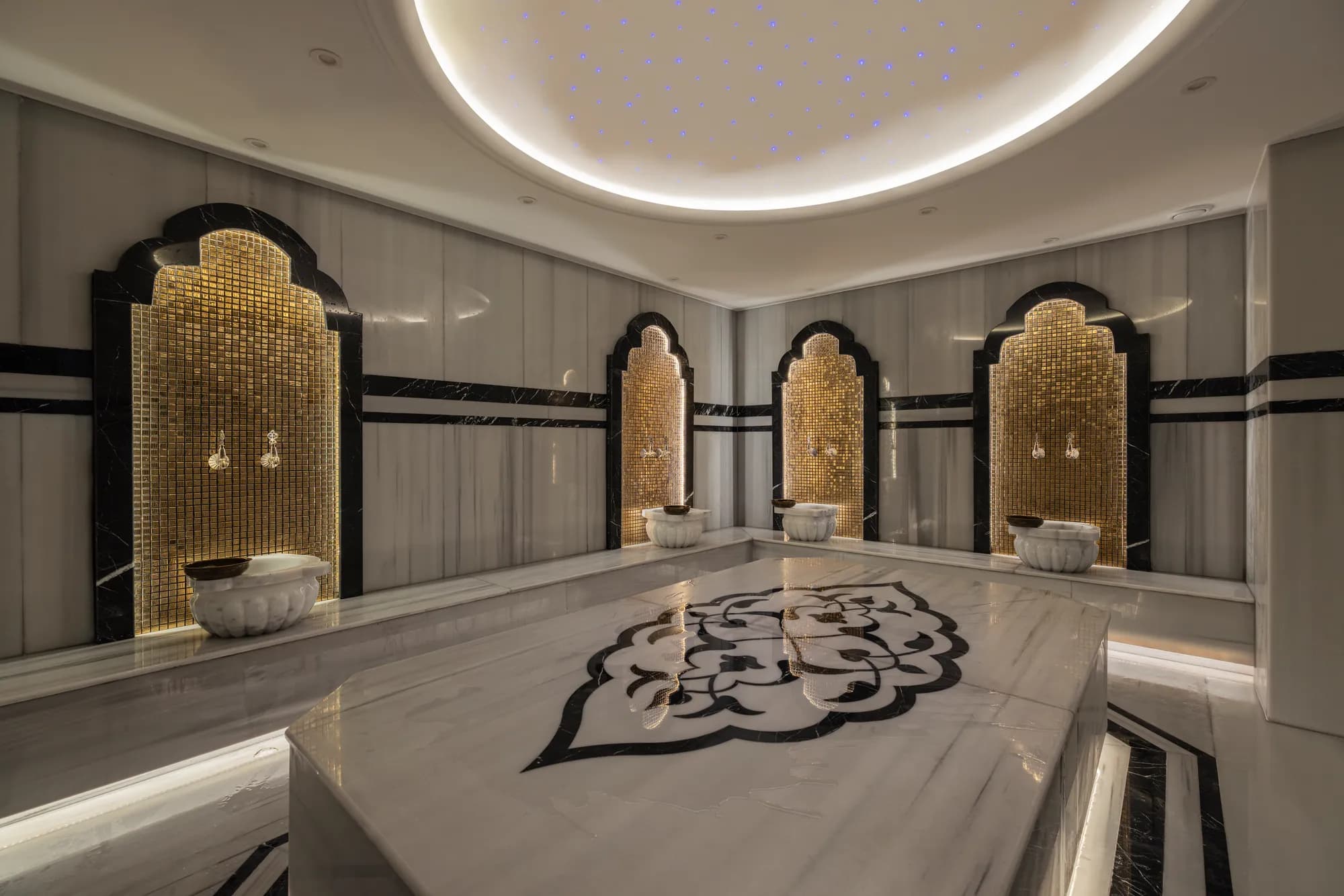 Göbek taşı ve altın mozaikli kurnalarıyla hamam, Çayeli (Rize)