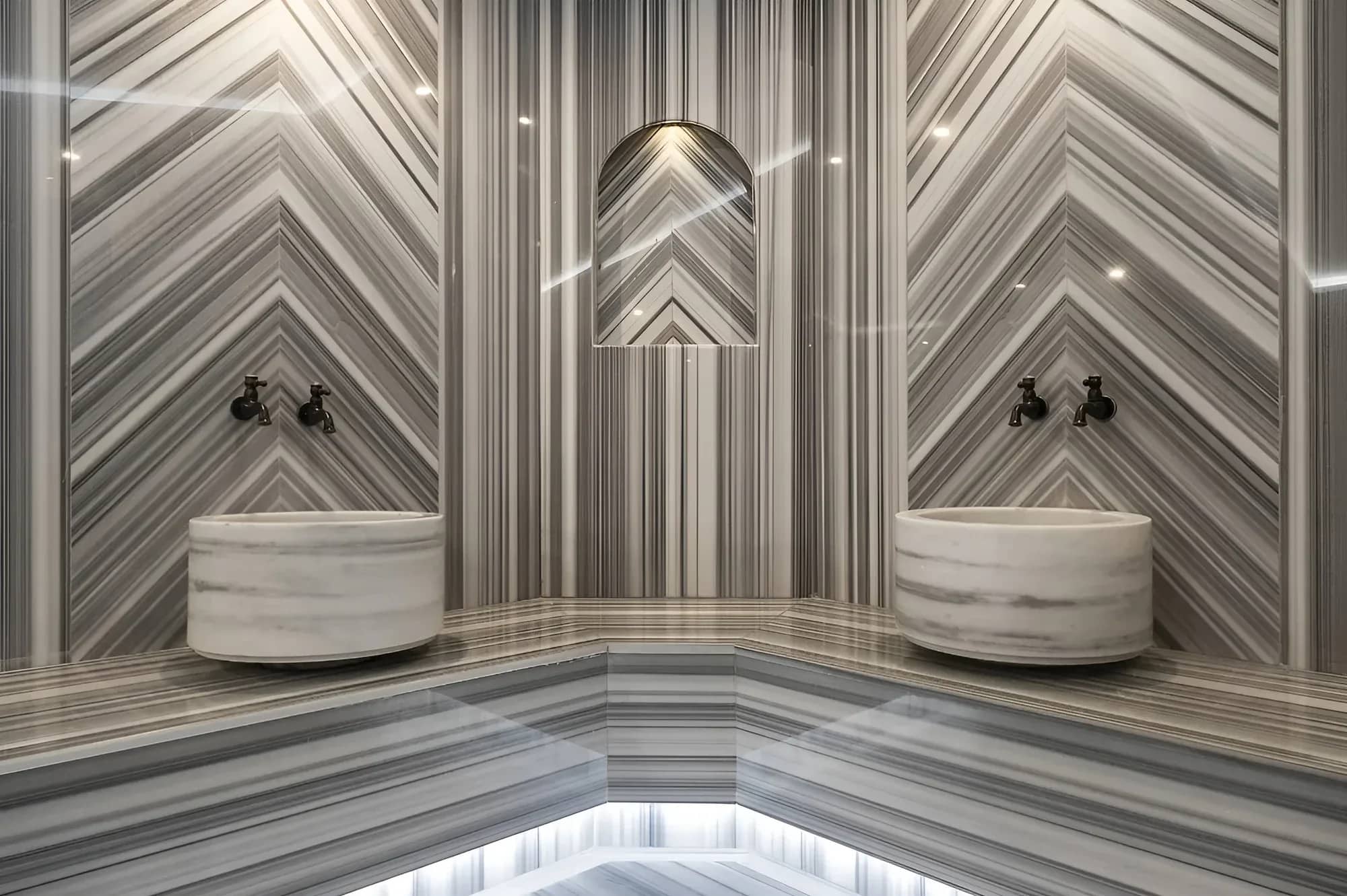 Hamam mit gestreiftem Marmor und zwei Kurnas, Yalova (Türkei)