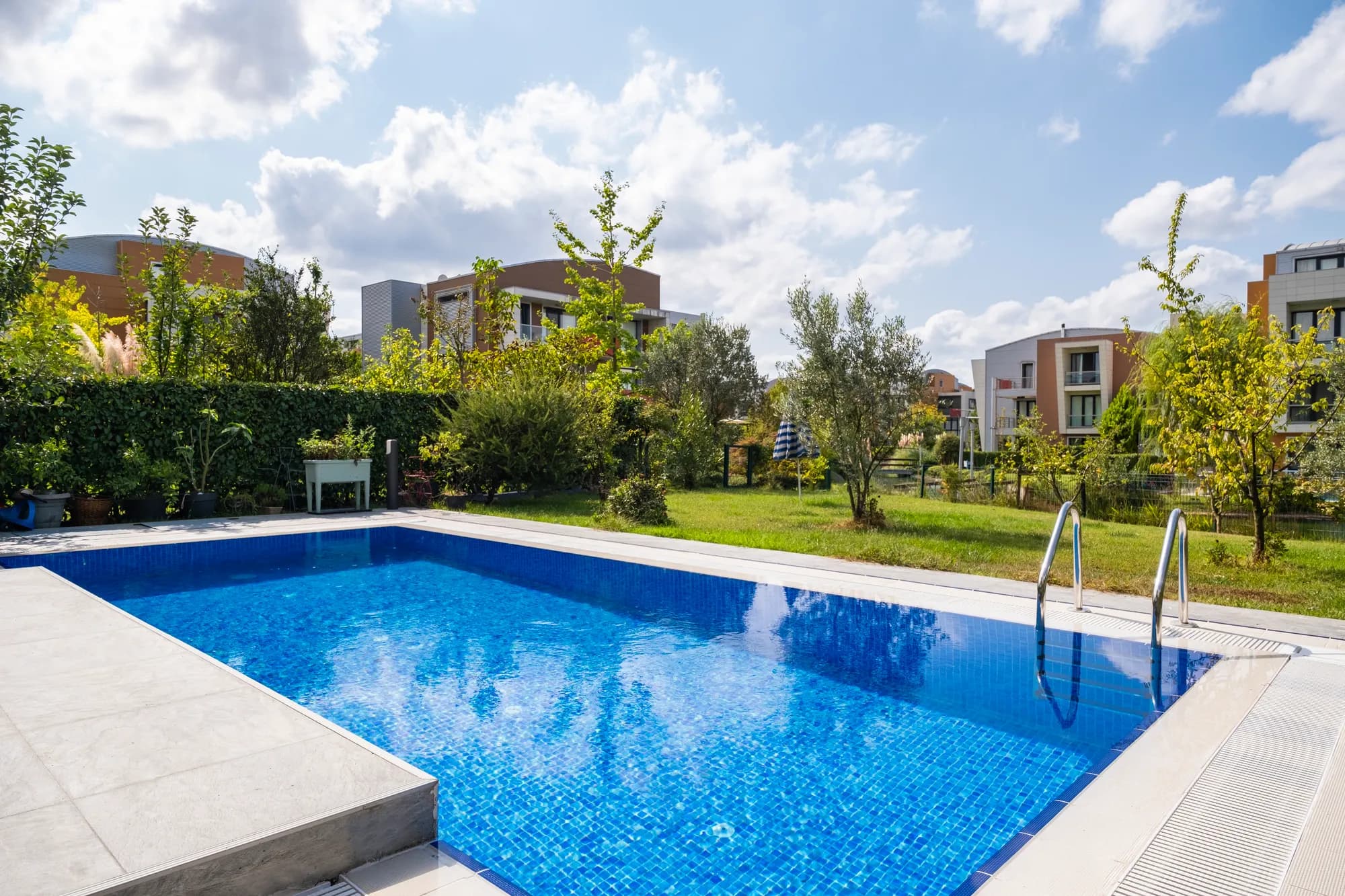 Teslim edilmiş site havuzu ve bahçe, İstanbul